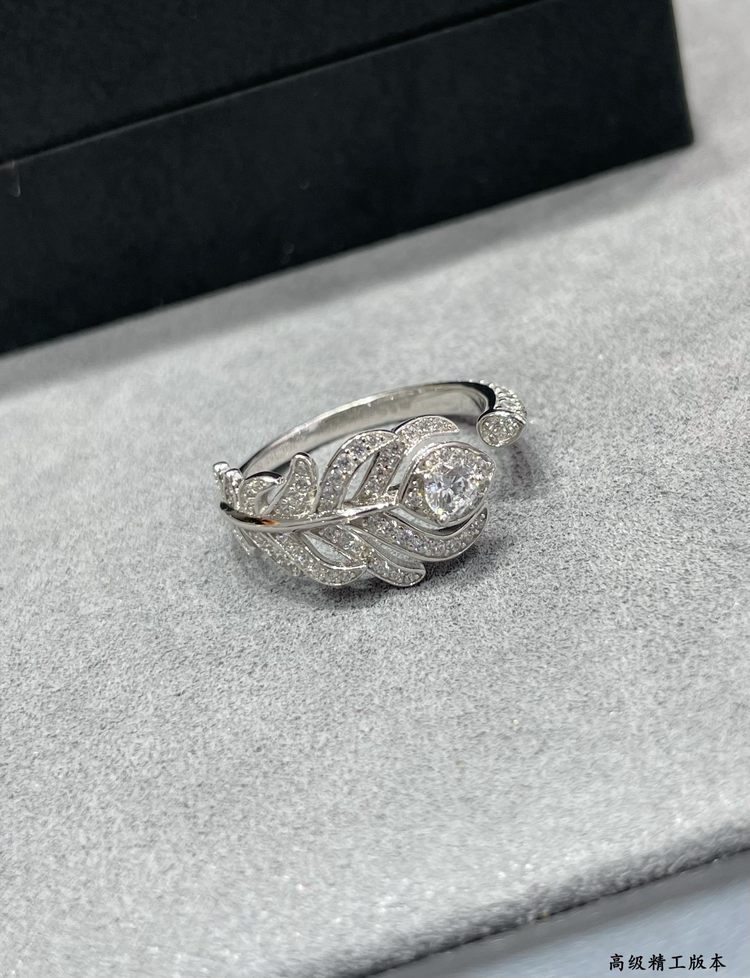 V金材质 批135 码数:5678。宝诗龙小号羽毛戒指💍娇嫩的羽毛形状散发出迷人的光彩和气息,佩戴它的女性会感到自信和自在,仿佛拥有了自由翱翔的羽翼🌹无论是搭配休闲装还是晚礼服,在各种场合都能成为焦点👍用它点缀你的生活,享受宝诗龙带来的卓越品质和精湛工艺带来的极致体验。😍