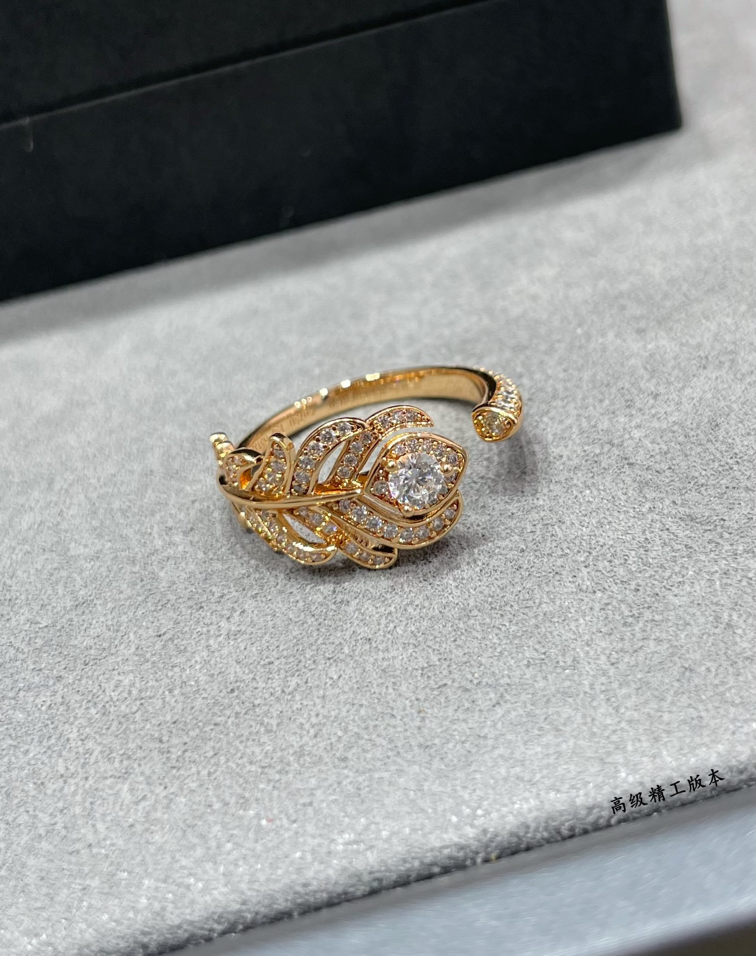 V金材质 批135 码数:5678。宝诗龙小号羽毛戒指💍娇嫩的羽毛形状散发出迷人的光彩和气息,佩戴它的女性会感到自信和自在,仿佛拥有了自由翱翔的羽翼🌹无论是搭配休闲装还是晚礼服,在各种场合都能成为焦点👍用它点缀你的生活,享受宝诗龙带来的卓越品质和精湛工艺带来的极致体验。😍