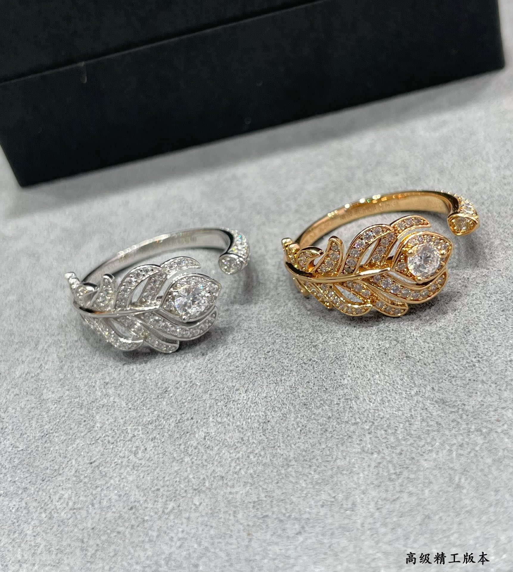 V金材质 批135 码数:5678。宝诗龙小号羽毛戒指💍娇嫩的羽毛形状散发出迷人的光彩和气息,佩戴它的女性会感到自信和自在,仿佛拥有了自由翱翔的羽翼🌹无论是搭配休闲装还是晚礼服,在各种场合都能成为焦点👍用它点缀你的生活,享受宝诗龙带来的卓越品质和精湛工艺带来的极致体验。😍