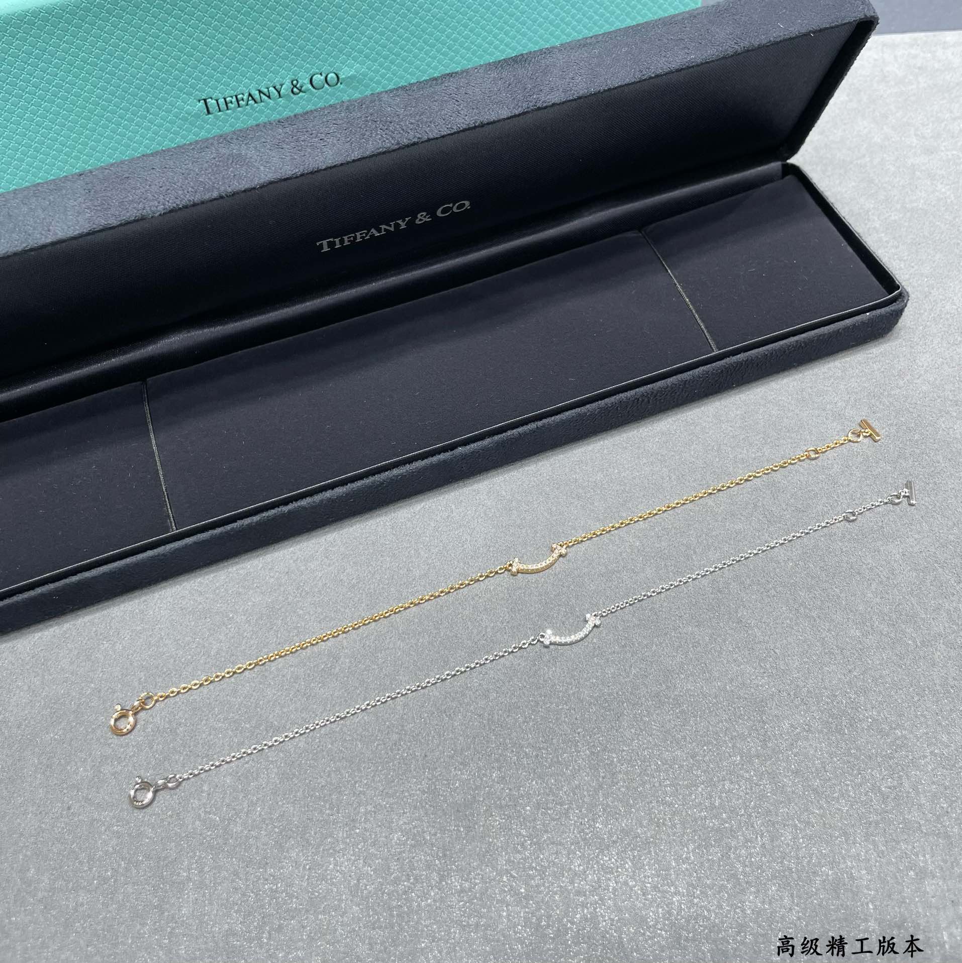Tiffany & Co. Bracelet Mini Smile Diamant - Élégance et Joie de Vivre
