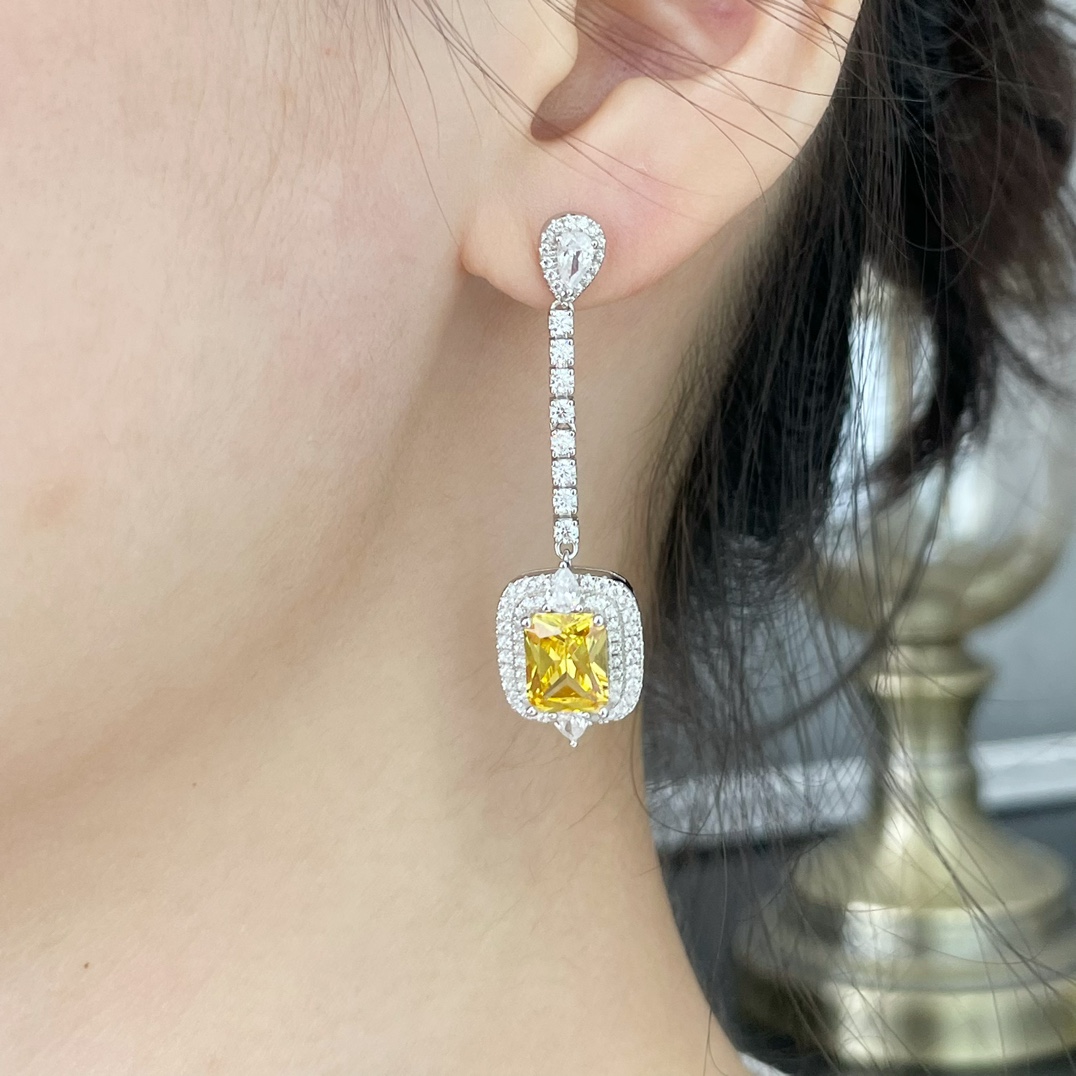  9️⃣2️⃣5️⃣ 蒂芙尼黄钻耳环。宴会派对🎉女王范儿 柔美和华丽色彩，源于自然百韵，仿若在阳光轻抚下