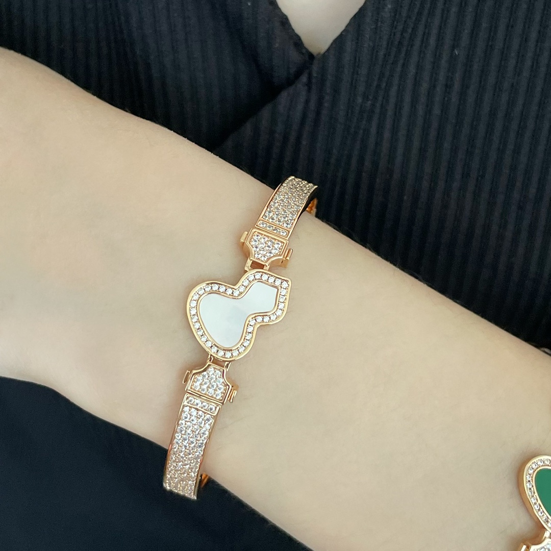 Queen’s Hand: 1040 V Gold Jewelry by Qeelin – Queen’s Signature Style