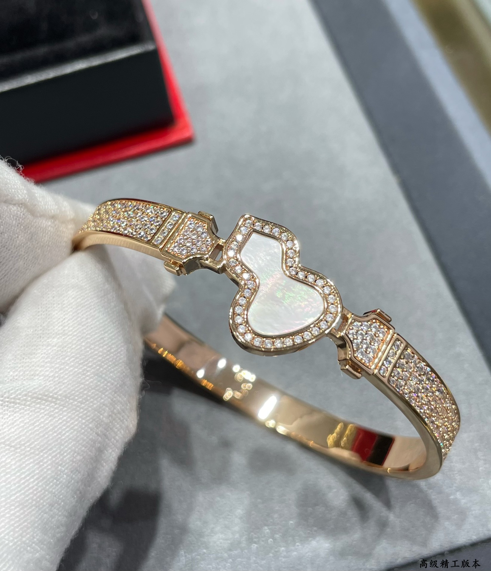 Queen’s Hand: 1040 V Gold Jewelry by Qeelin – Queen’s Signature Style - 图片 8