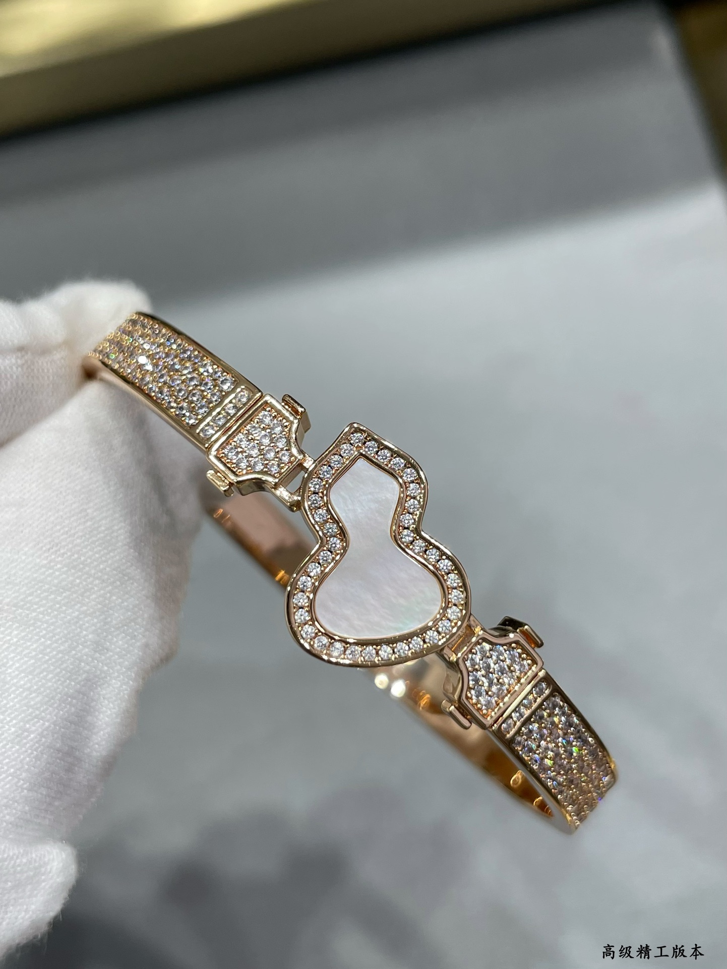 Queen’s Hand: 1040 V Gold Jewelry by Qeelin – Queen’s Signature Style - 图片 4