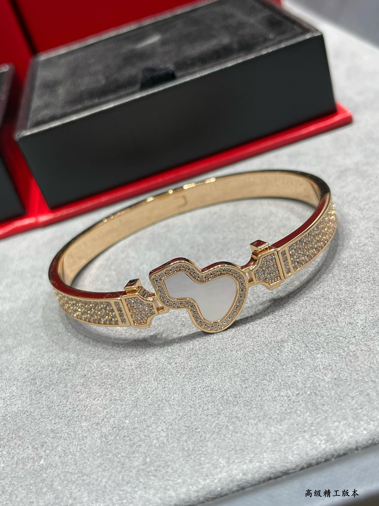 Queen’s Hand: 1040 V Gold Jewelry by Qeelin – Queen’s Signature Style - 图片 5