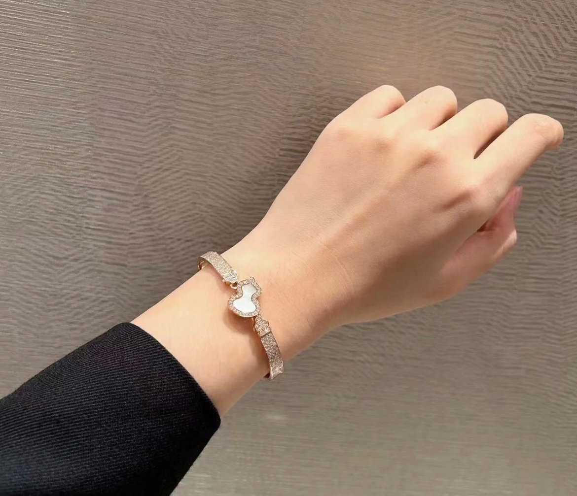 Queen’s Hand: 1040 V Gold Jewelry by Qeelin – Queen’s Signature Style - 图片 2