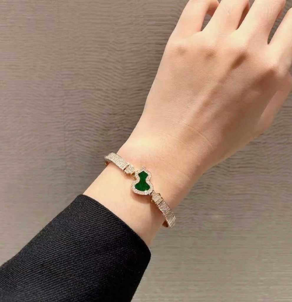 Elegant 1120 V Gold Wulu Bracelet by Qeelin with Peacock Green Handcrafted Design - 图片 2