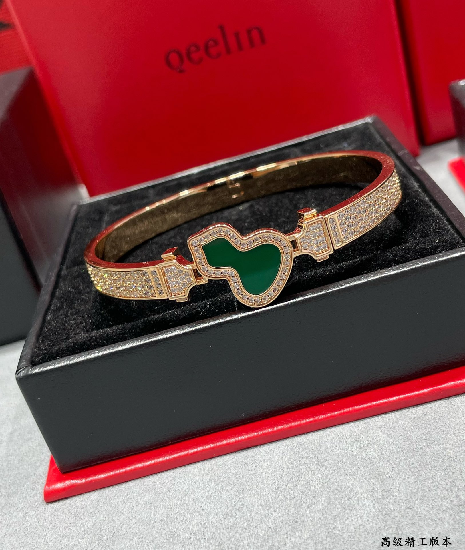 Elegant 1120 V Gold Wulu Bracelet by Qeelin with Peacock Green Handcrafted Design - 图片 6