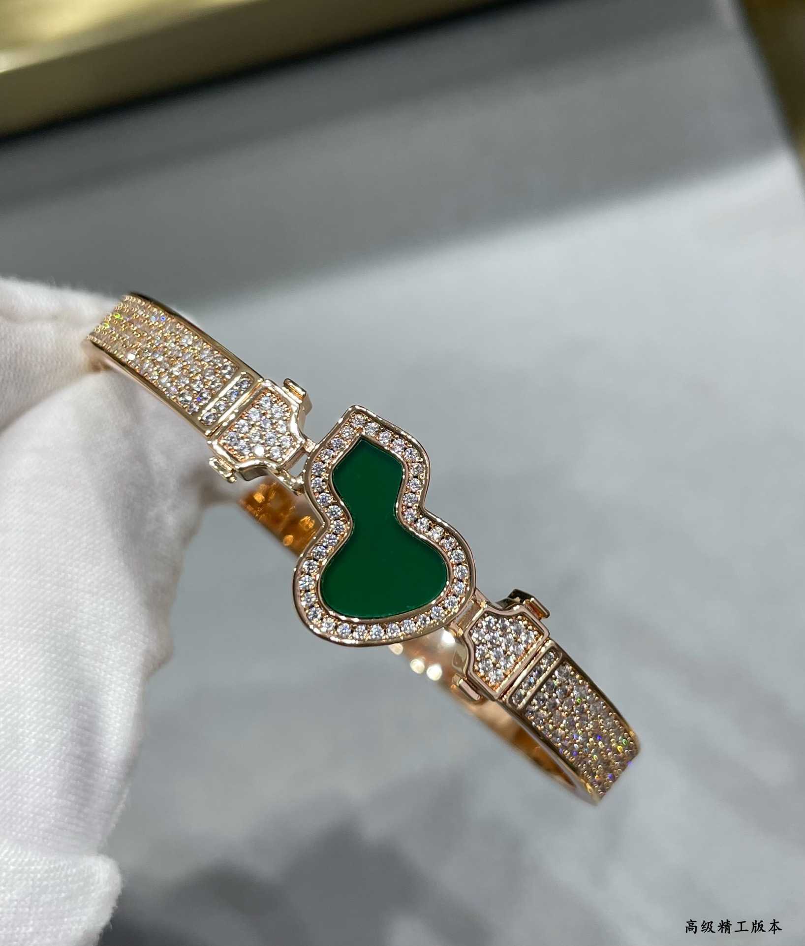 Elegant 1120 V Gold Wulu Bracelet by Qeelin with Peacock Green Handcrafted Design - 图片 4