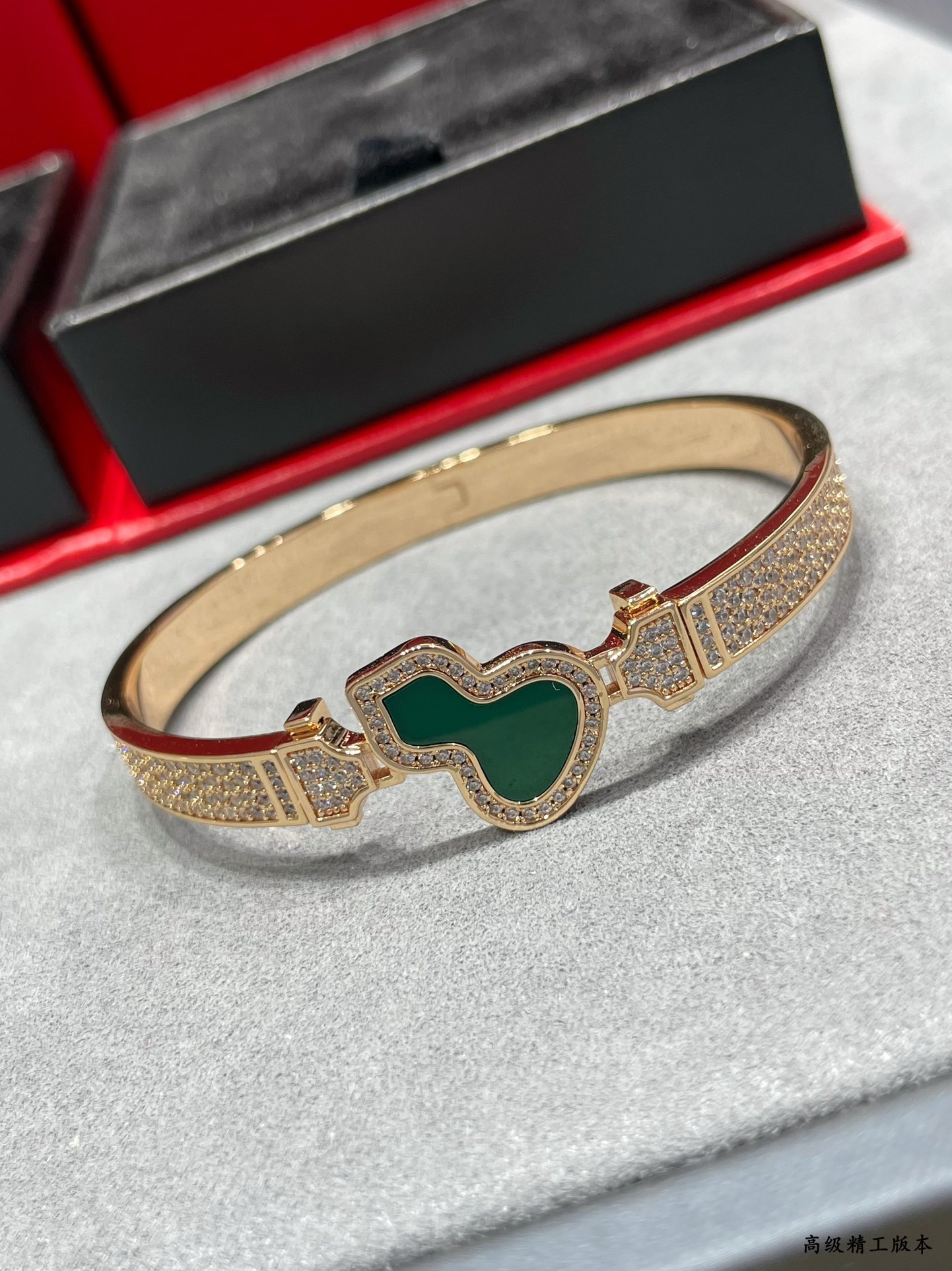 Elegant 1120 V Gold Wulu Bracelet by Qeelin with Peacock Green Handcrafted Design - 图片 5