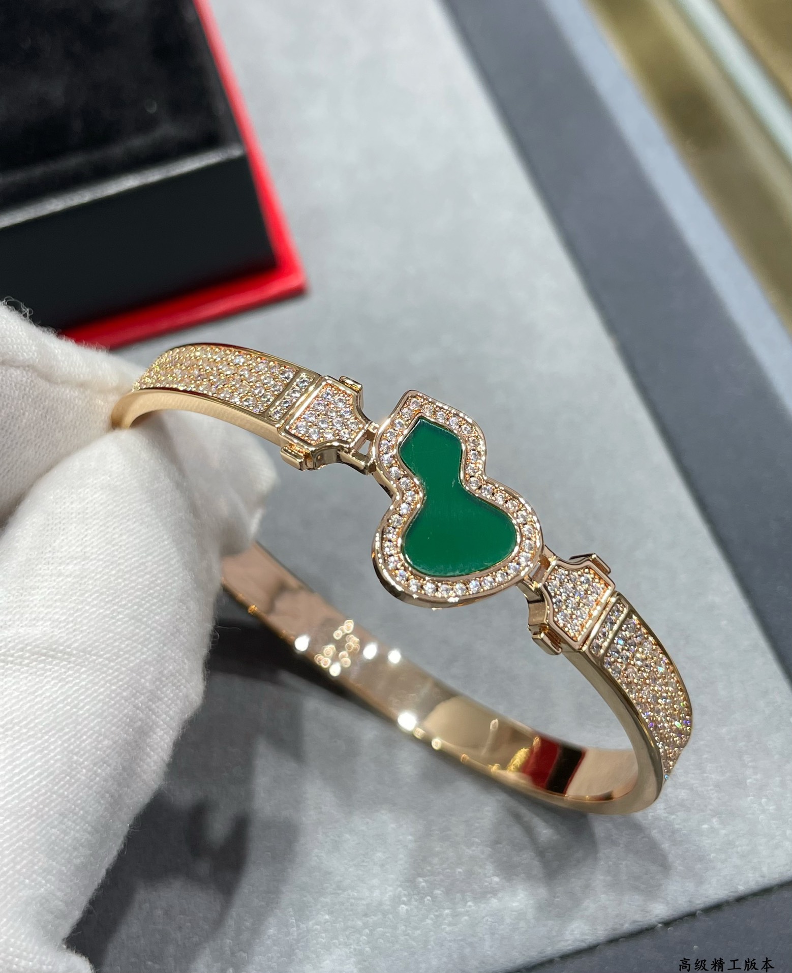 Elegant 1120 V Gold Wulu Bracelet by Qeelin with Peacock Green Handcrafted Design - 图片 7
