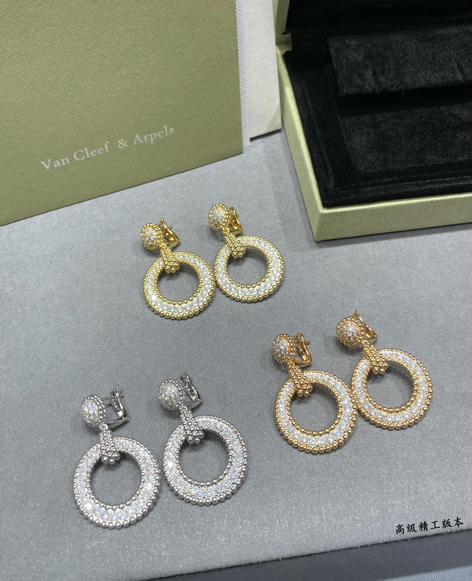 QJDZDSV gold material VCA pearl circle earrings, all full diamonds inlaid, counters have more than 200,000, any angle is a play! The design of the full drill and gorgeous design is that only big names can be reflected to the fullest with the counter. You must have such a beautiful thing. You must have it.