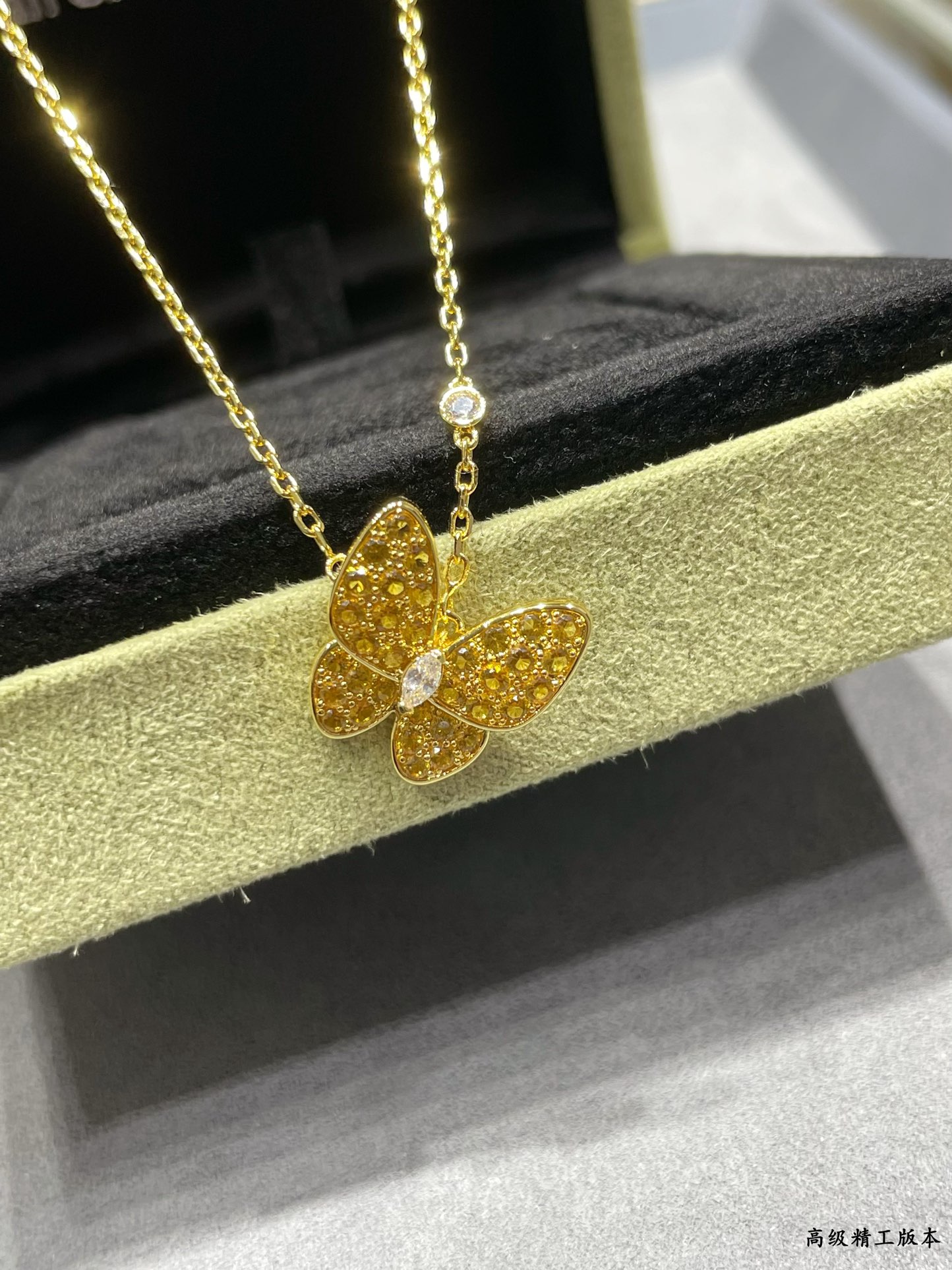 V金材质VCA高级黄钻蝴蝶项链这款非常的大气耐看采用的高碳钻都是精挑细选看起来光滑饱满圆润很有厚度和层次