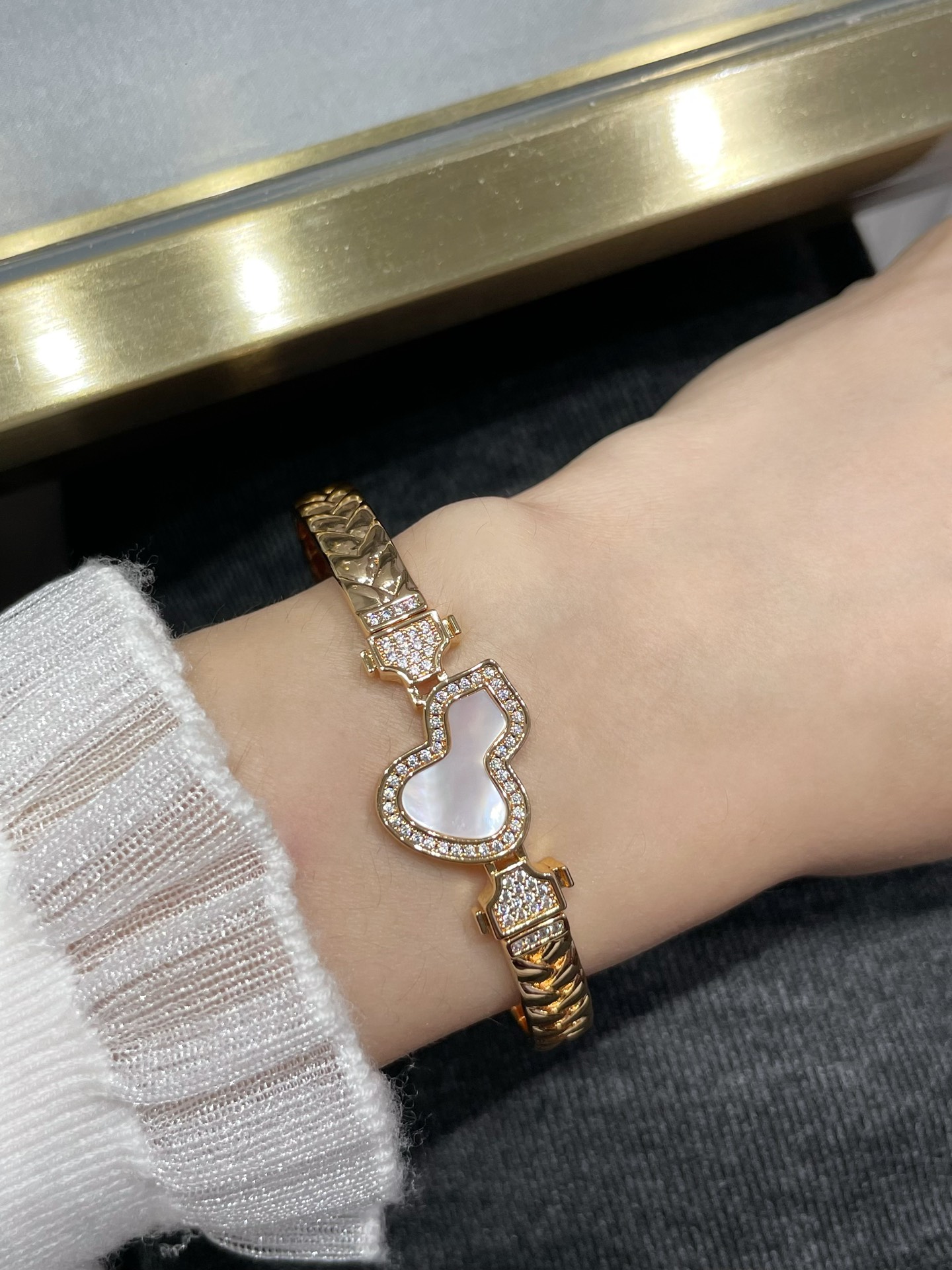 ♪ 1040 V gold, qeelin, qeelin, knitted white beetle ♪ ♪ A very elegant wulu tectonic line