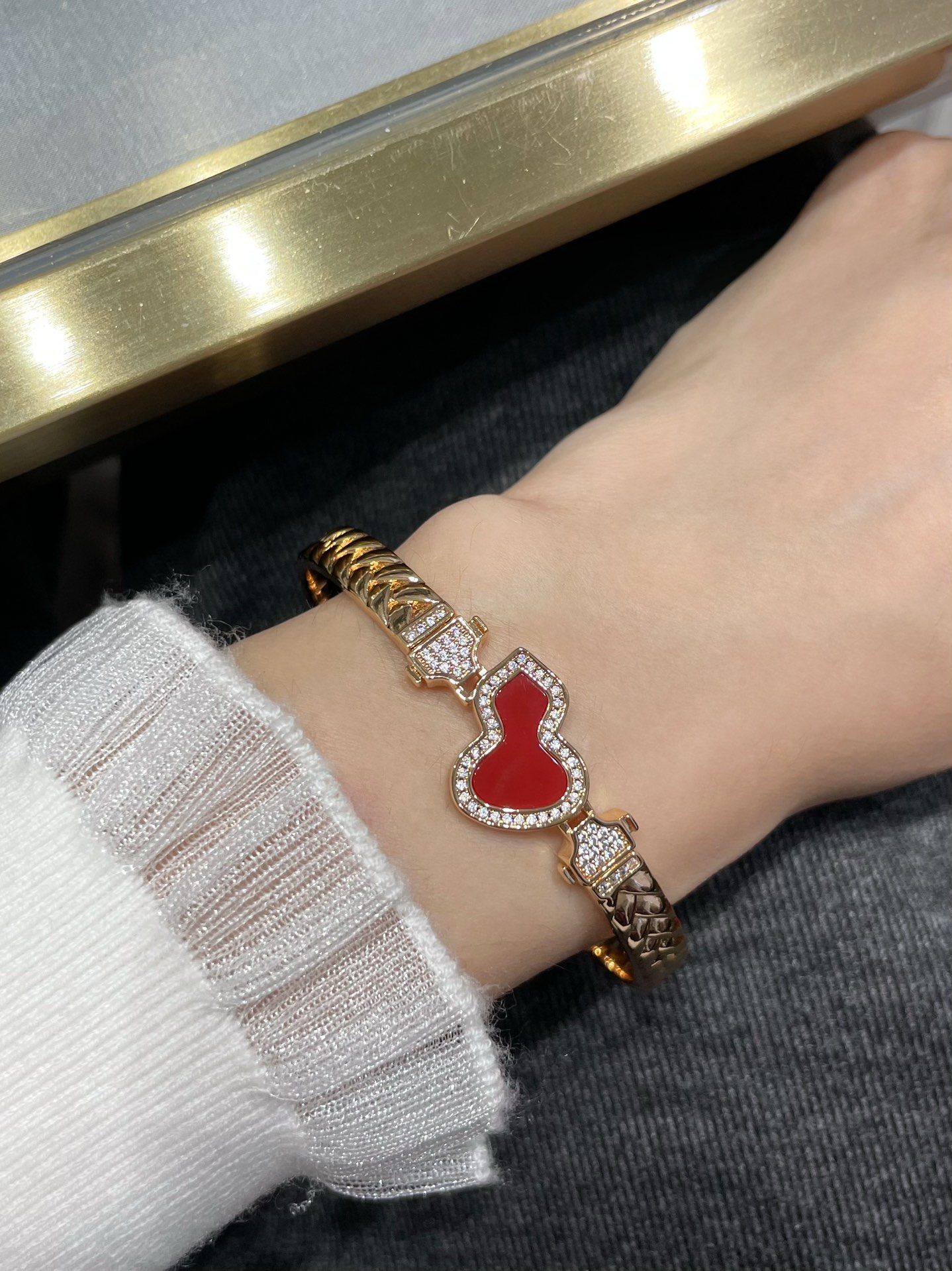 ♪ 1040 V gold, qeelin knitted with red manau hand ♪