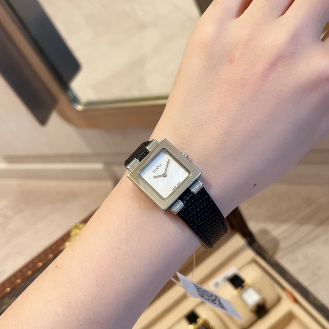 Gucchi’s Vintage “Little TV” Watch: Simple Elegance in Black and White - 图片 4