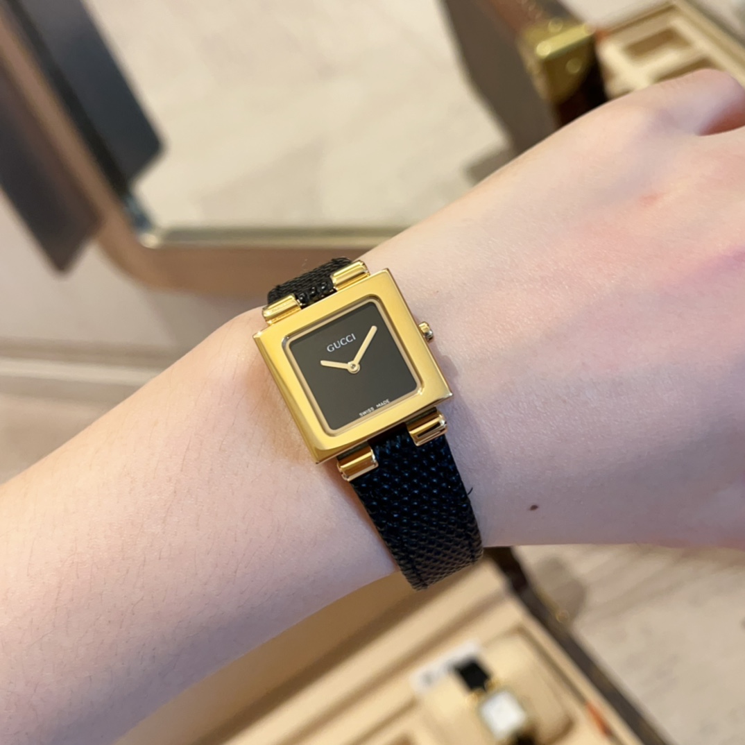 Gucchi’s Vintage “Little TV” Watch: Simple Elegance in Black and White - 图片 6