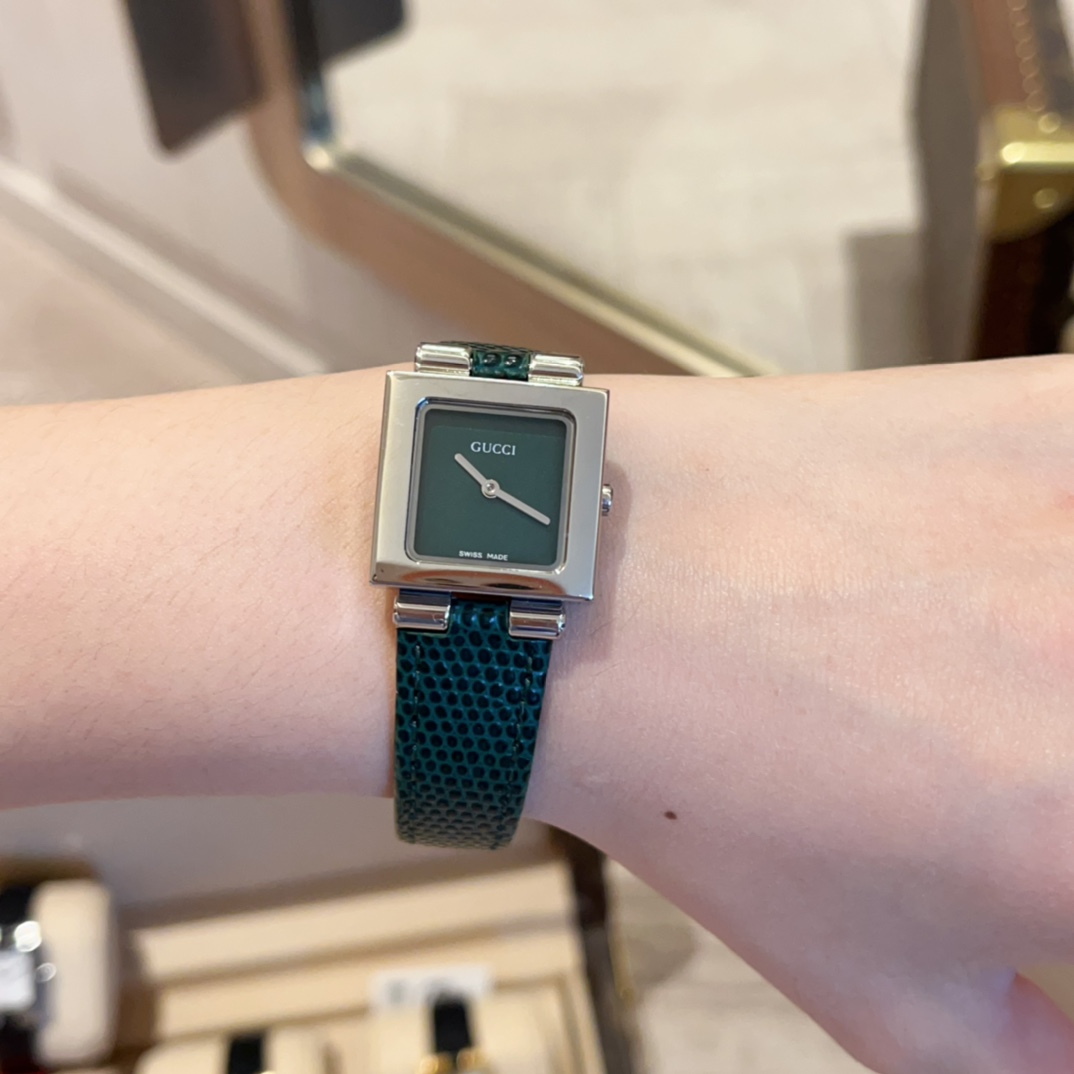 Gucchi’s Vintage “Little TV” Watch: Simple Elegance in Black and White - 图片 2