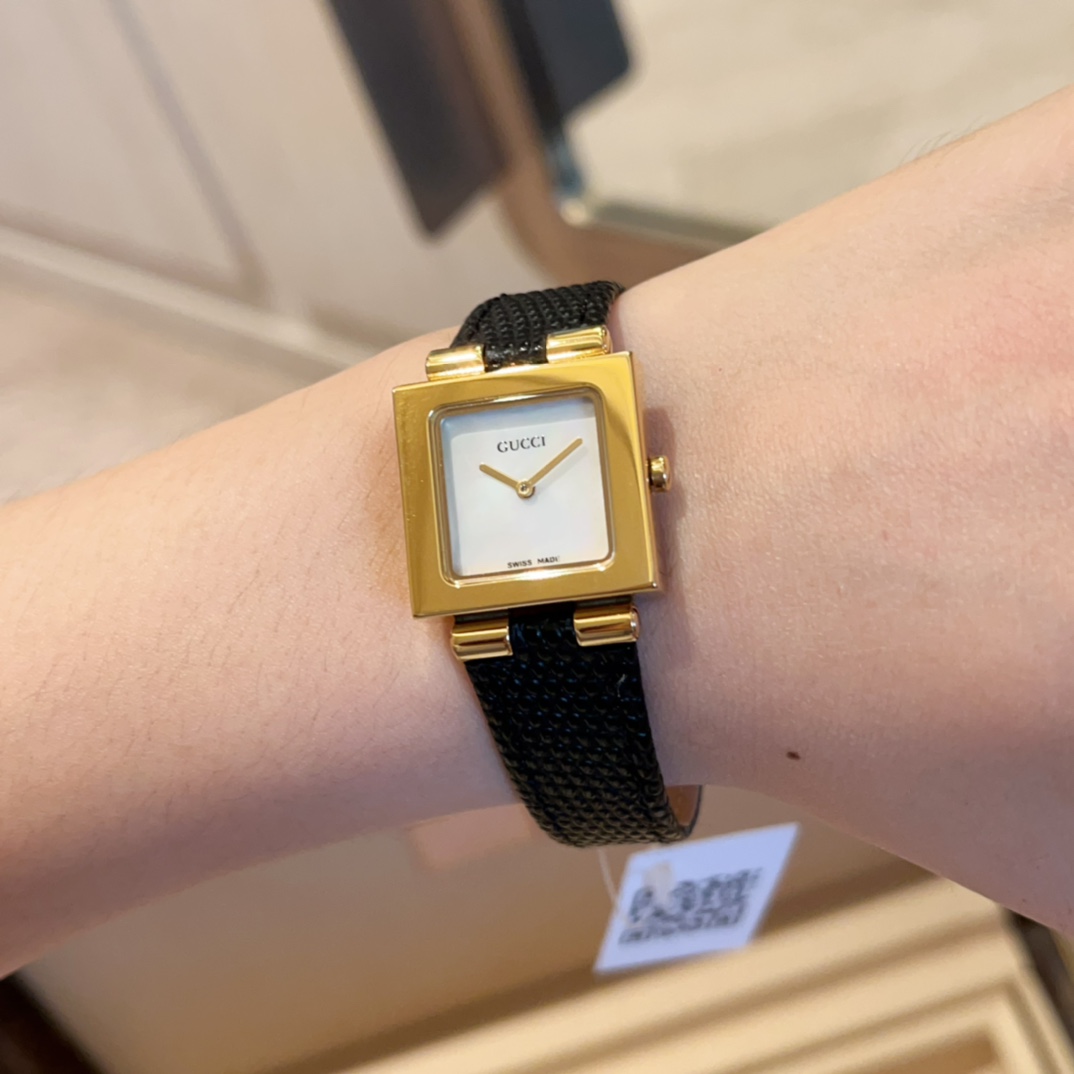 Gucchi’s Vintage “Little TV” Watch: Simple Elegance in Black and White - 图片 7