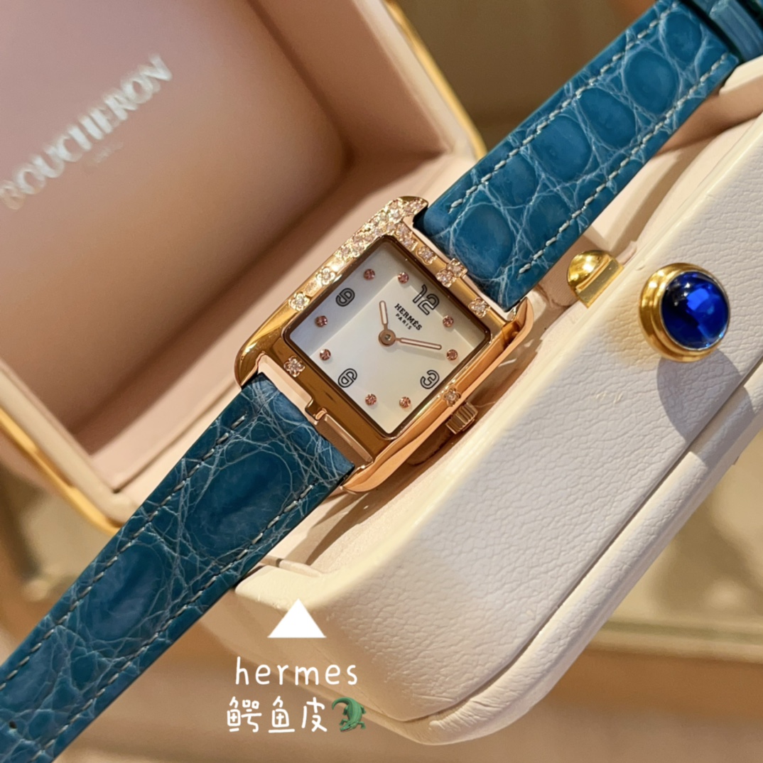 NO:156929,White and gold shell Hermes' most romantic combination!  With its own fairy spirit, cherry blossom powder, Hernes 3Q pink rose, cherry blossom powder, Fritillar face diamond watch, the small diamonds scattered on the outer circle are like falling cherry blossom petals, completely hitting the girl's super fairy size 23x23 mm Pink is a color that ordinary women cannot resist Hermes, staggered pink gems Hermes 3Q cherry blossom powder, Swift calfskin strap back is milk tea color YYDS, definitely one of the little fairies' favorite watches, hermes, stuart weitzman, cowhide19860909白 金壳 爱马仕最浪漫的搭配！自带仙气 樱花粉 爱马仕 Herens 3Q pink rose樱花粉贝母面钻石手表,外圈散落的小碎钻就像是飘落的樱花花瓣,完全戳中少女超级仙 尺寸23x23 mm 粉色是一般女人都无法抗拒的颜色爱马仕的,错落有致的粉宝石 爱马仕3Q樱花粉Swift小牛皮的表带背面是奶茶色颜色YYDS 绝对是小仙女最爱的表款之一,,hermes,stuart weitzman,cowhide,Watch