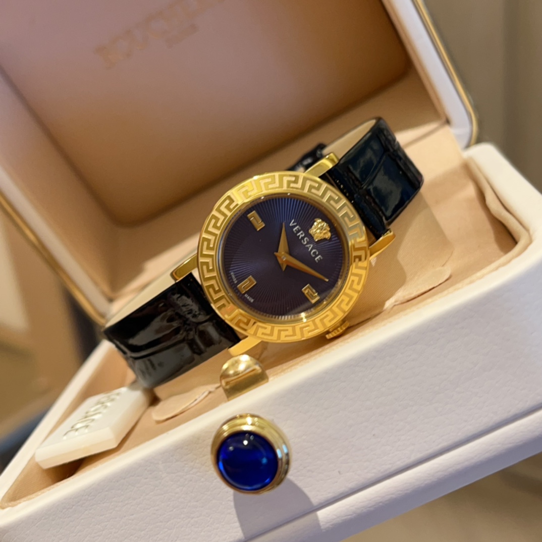 NO:394228,White and gold new Versace VERSACE PETIT series, with a watch diameter of 28mm, combines simple hour markers and innovative style design with eye-catching wristbands, highlighting a combination of urban styles, creating for urban ladies, versatile simple wrist accessories, versace, versace19860909白 金 新款 范思哲 VERSACE PETIT系列,表径28mm,融合了简约时标与创新款式设计加上吸睛腕带,彰显出充满都市风格的组合,为都市女士打造,百搭简约腕间配饰,,versace,versace,Watch