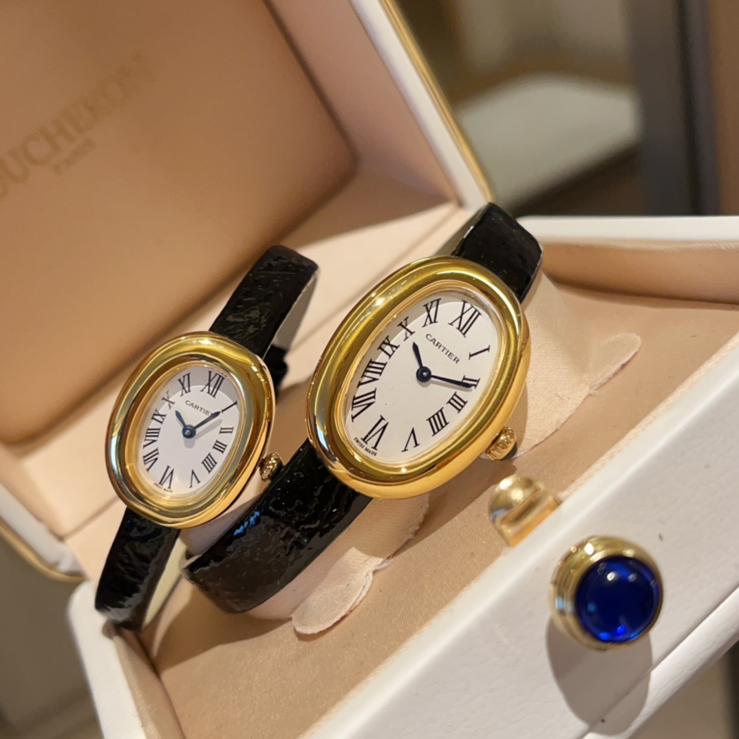 NO:394240,White shell, gold mini size, white shell, gold 380 Cartier Bathtub series mini size is here, the elegant representative of the mini world. Baignoire Bathtub series watches, elegant European-style bathtub shape, perfectly interpret Cartier's classic aesthetics, and the renewal power of watch design emerges. Another classic bathtub series of Kajia is shocked when you get the real thing, and it has a high appearance!  The oval appearance feels like an elegant European-style bathtub, which is so beautiful!  Baignoire bathtub series watch, quartz movement. Inlaid with a cabochon sapphire. Silver-plated dial, sword-shaped blue steel pointer. Medium size 32x26mm thickness 8mm, cartier19860909白壳 金 mini尺寸白壳 金380 卡地亚 浴缸系列mini尺寸来啦迷你世界优雅代表 Baignoire浴缸系列腕表,典雅欧风浴缸形状,完美演绎卡地亚的经典美学,涌现腕表设计的焕新力量 卡家又一经典之作浴缸系列.实物拿到手的时候大吃一惊,颜值高 ！椭圆外型的感觉正是典雅欧风浴缸形状,这也太好看了吧！ Baignoire浴缸系列腕表,石英机芯.镶嵌一颗凸圆形蓝宝石.镀银表盘,剑形蓝钢指针 中号尺寸32x26毫米 厚度8毫米,,cartier,Watch