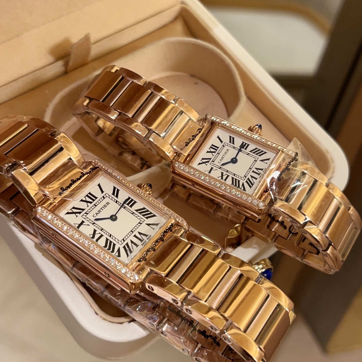 💰金钻钢530
 卡地亚坦克Tant Must！限时赠送进口荔枝纹小牛皮表带 专柜均可互换 2021年卡地亚全新推出的TankMust腕表。It Must be a TANK在所有经典的卡地亚坦克腕表里面，如果要拥有一只作为日常每天戴的腕表，我肯定选TANK Solo，而现在这件事可能会被2021年最新的TANK MUST改观。今年，品牌推出了全新的TankMust系列腕表，凭借简约而精准的线条，被视为卡地亚优雅风格的典范之作。在保持原版设计的基础上革新表款设计，表耳变得更加圆润， 表盘比例经过调整，卡地亚将圆珠形上链表冠镶嵌凸圆形宝石，配置原版超薄特制石英太阳能机芯☀️，内部结构细节欢迎对比！赠原版进口小牛皮！质感细腻柔软非常贴合皮肤！非市面普通货可比！这款TankMust系列腕表，同样采用品牌标志性的方形表壳！中号33.7x25毫米 小号29.5×22毫米，厚度6毫米 表盘镀银及剑形淬火蓝钢指针，水晶玻璃以及在表冠上镶嵌的独一无二蓝色尖晶石！相较于之前的线条处理更为圆润、流畅。此外，腕表还配备了表带快拆功能，这一设计也大大的增加了日常佩戴的舒适性和便利性！