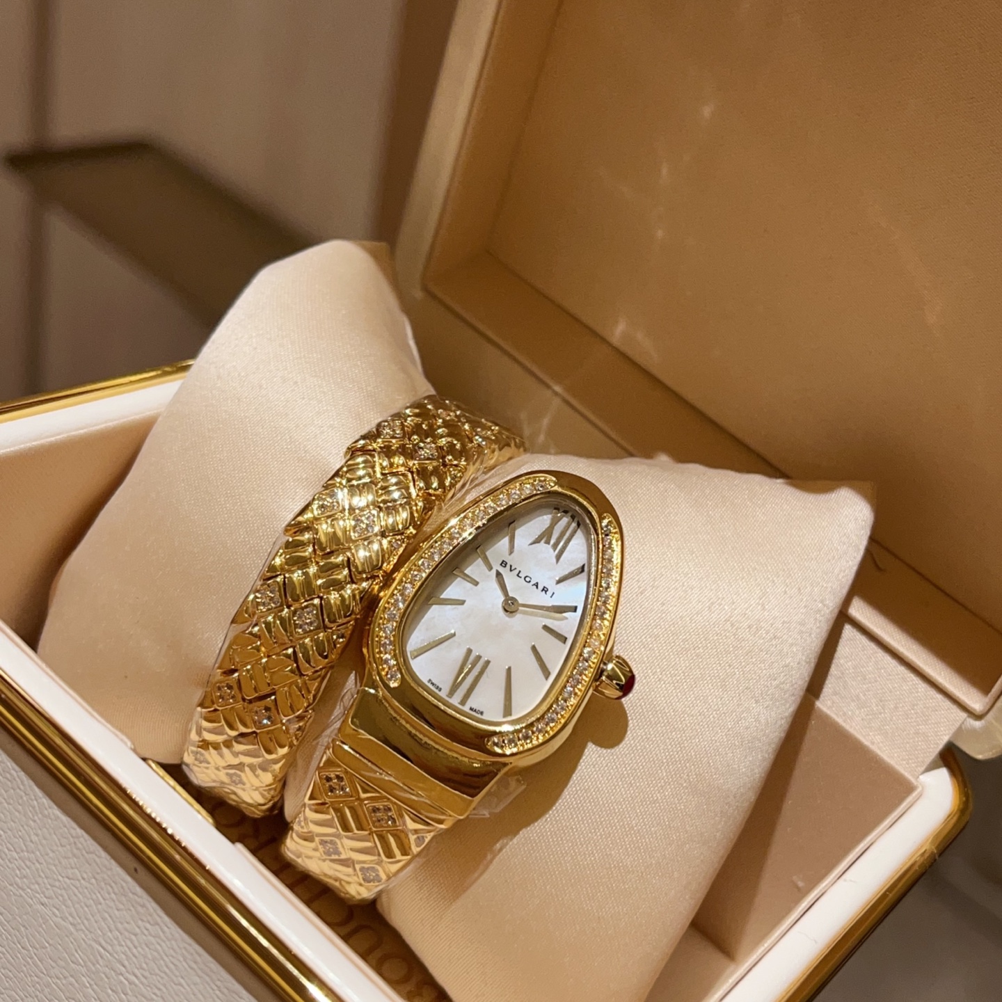 Bvlgari Pogley Unveils Serpentin SPG Wristwatch for 2025 Snake Year - 图片 4
