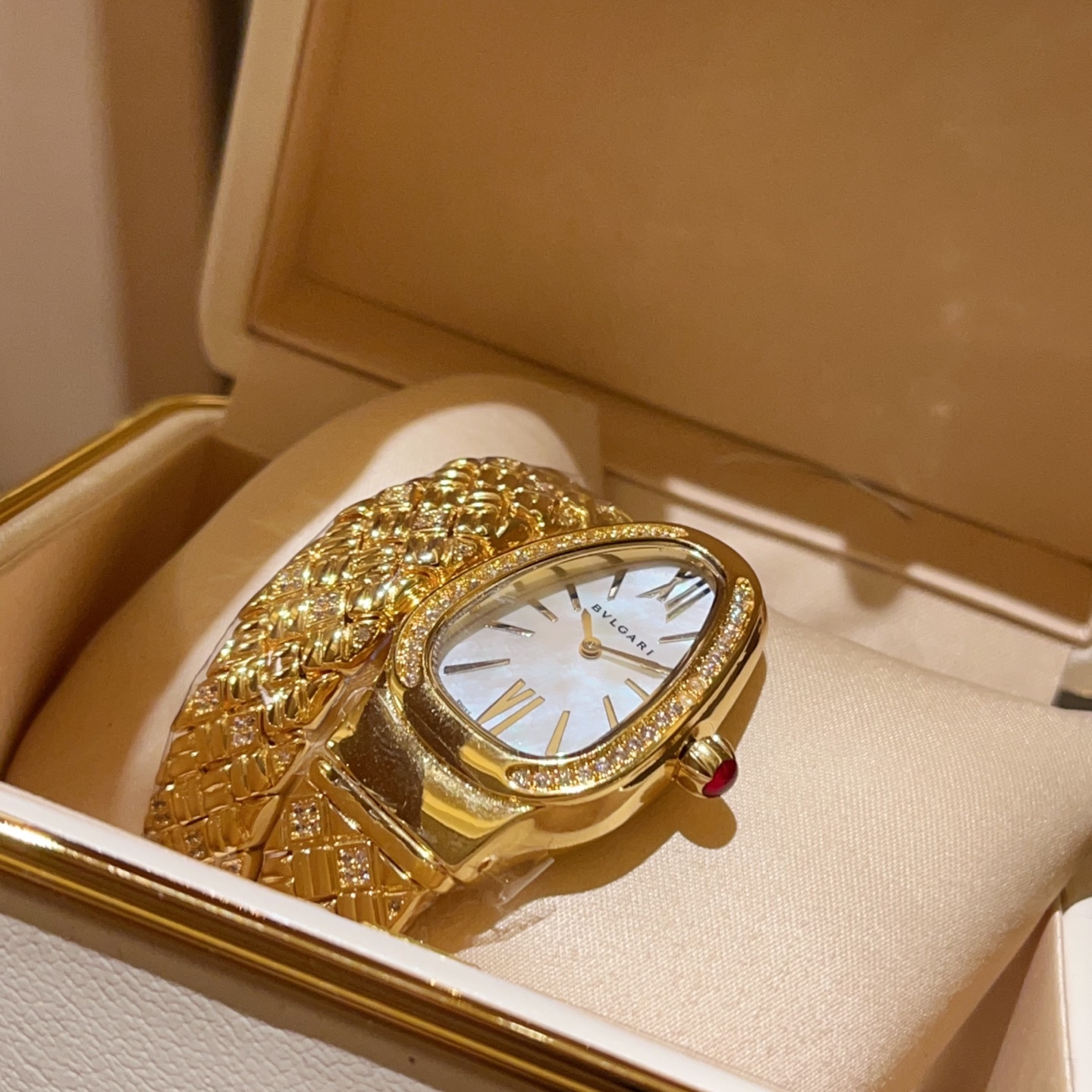Bvlgari Pogley Unveils Serpentin SPG Wristwatch for 2025 Snake Year - 图片 2