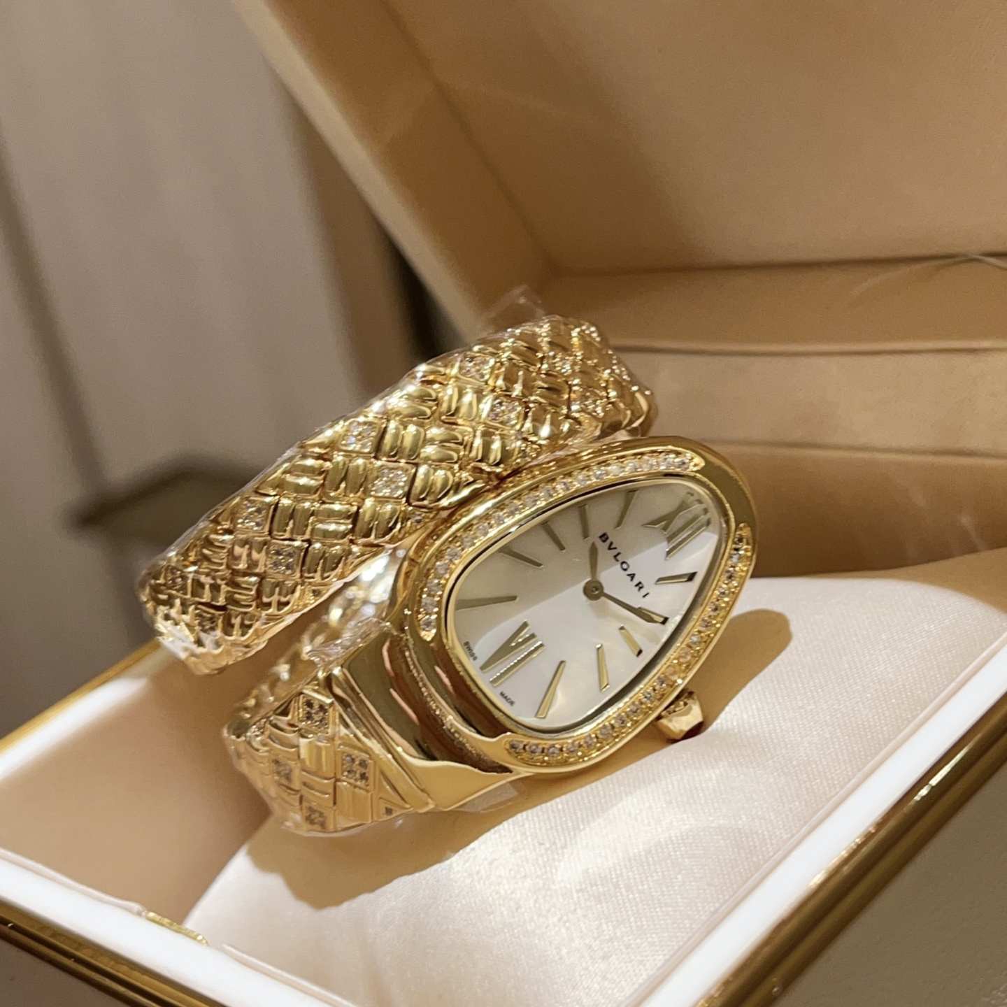 Bvlgari Pogley Unveils Serpentin SPG Wristwatch for 2025 Snake Year - 图片 7