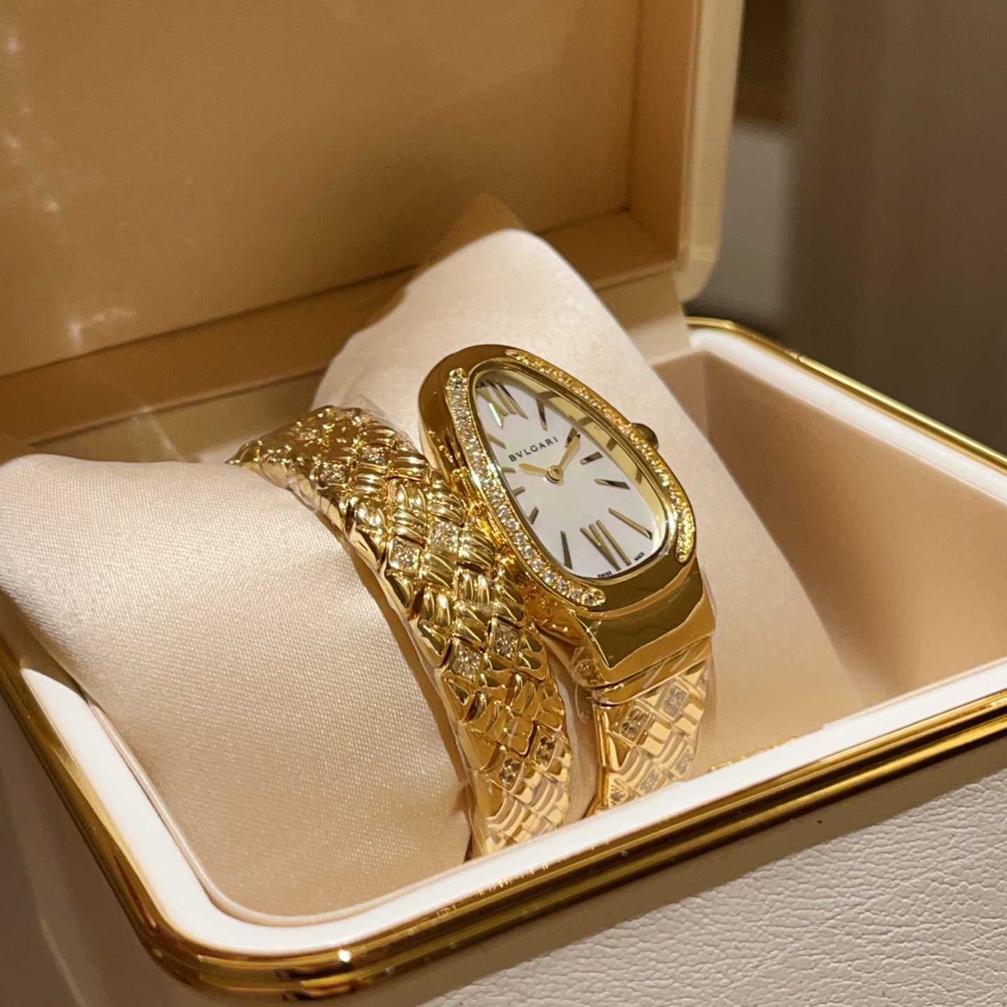 Bvlgari Pogley Unveils Serpentin SPG Wristwatch for 2025 Snake Year - 图片 9