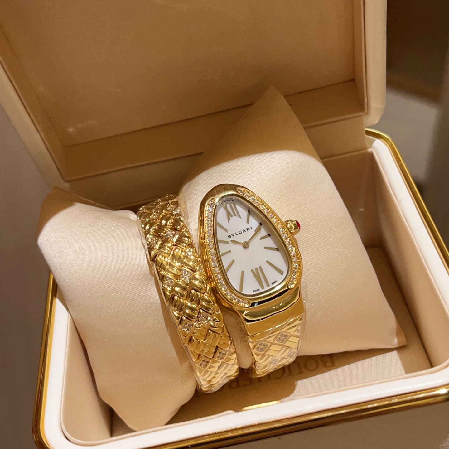 Bvlgari Pogley Unveils Serpentin SPG Wristwatch for 2025 Snake Year - 图片 3