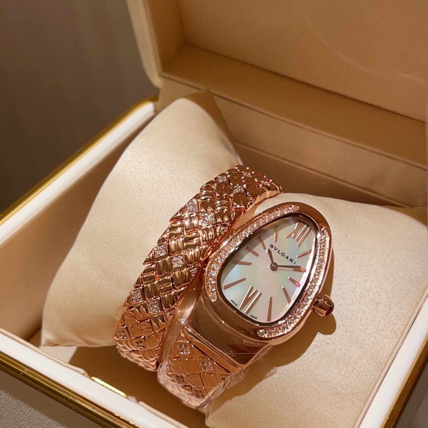 Bvlgari Pogley’s Serpentin SPG Wristwatch: Albino Art in Snake Year Theme - 图片 2