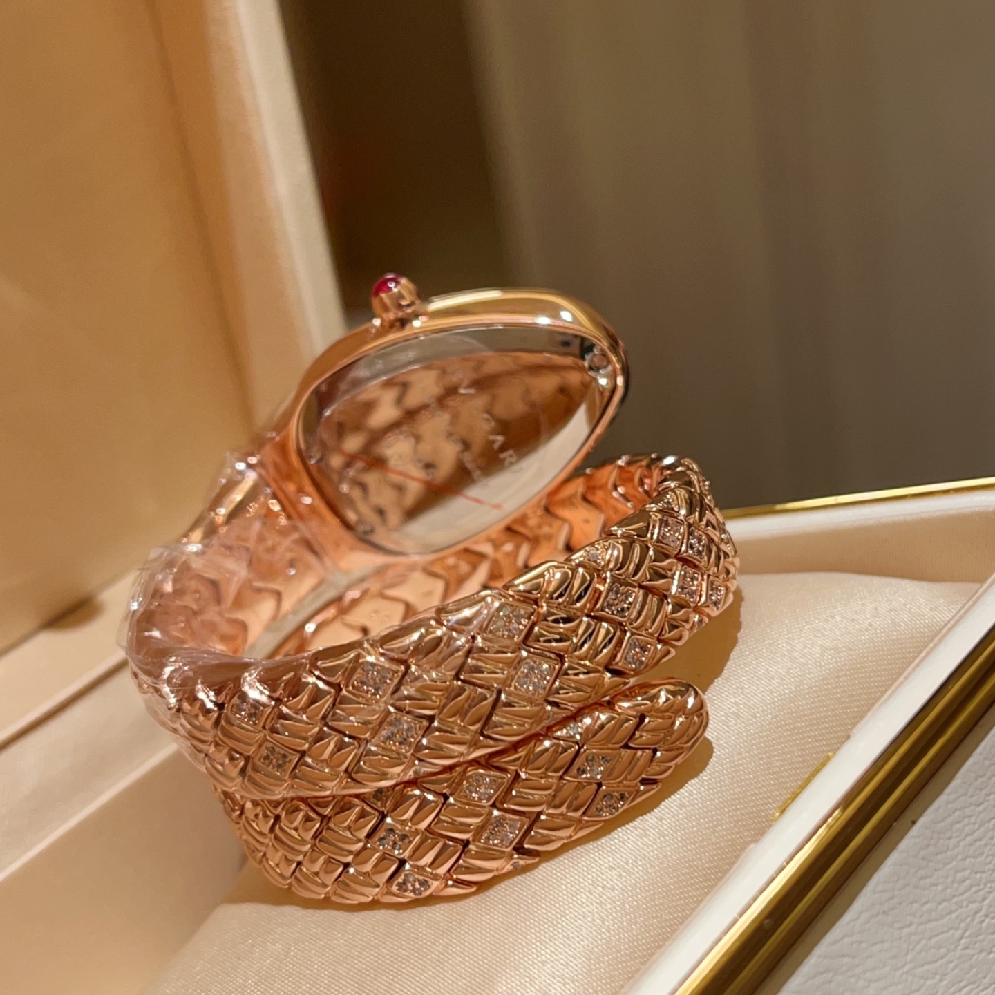 Bvlgari Pogley’s Serpentin SPG Wristwatch: Albino Art in Snake Year Theme - 图片 5