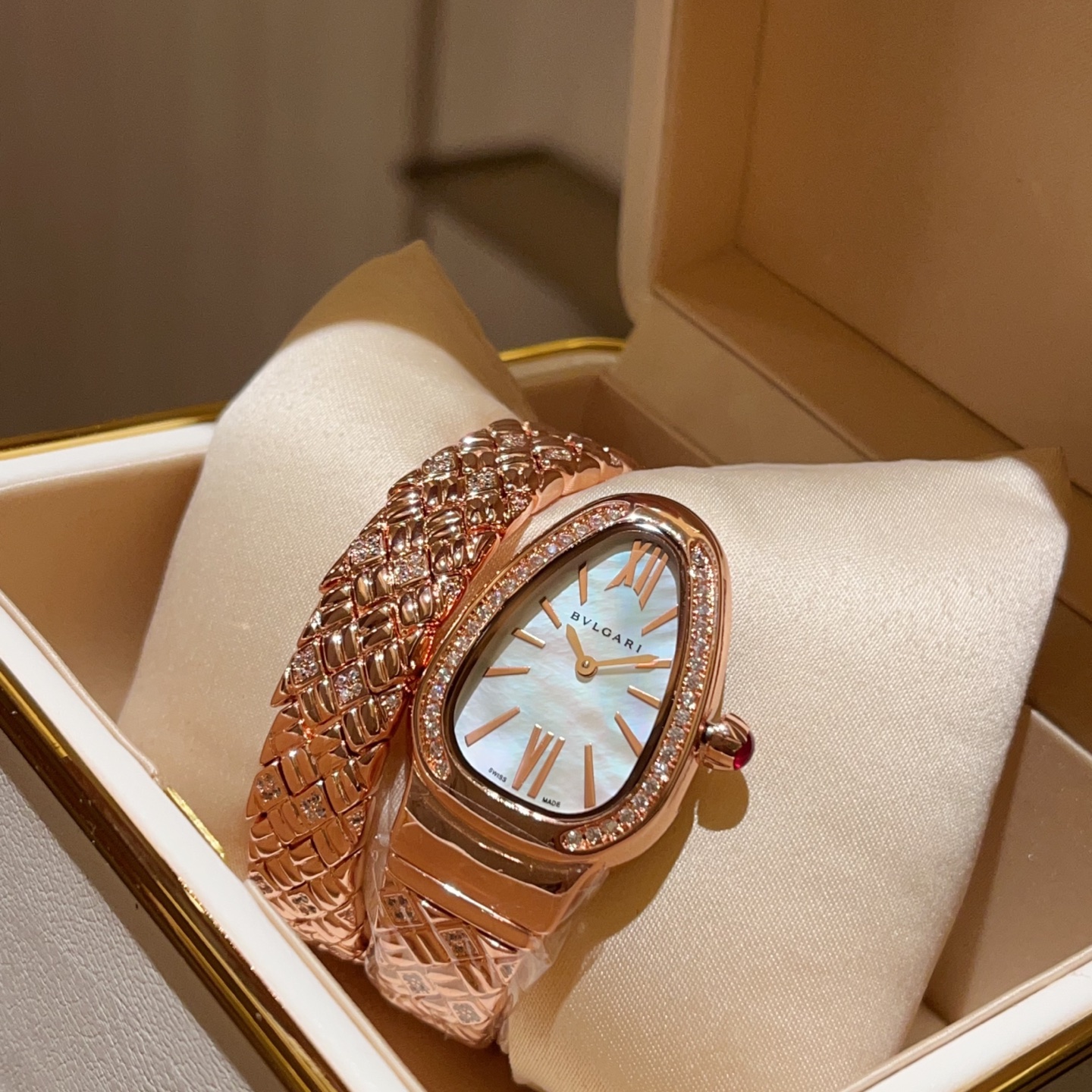 Bvlgari Pogley’s Serpentin SPG Wristwatch: Albino Art in Snake Year Theme - 图片 8