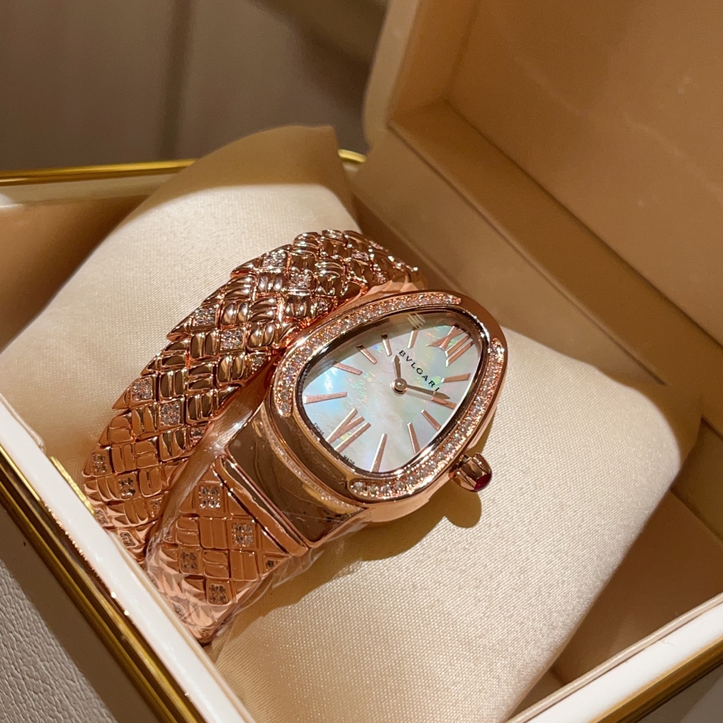 Bvlgari Pogley’s Serpentin SPG Wristwatch: Albino Art in Snake Year Theme - 图片 1