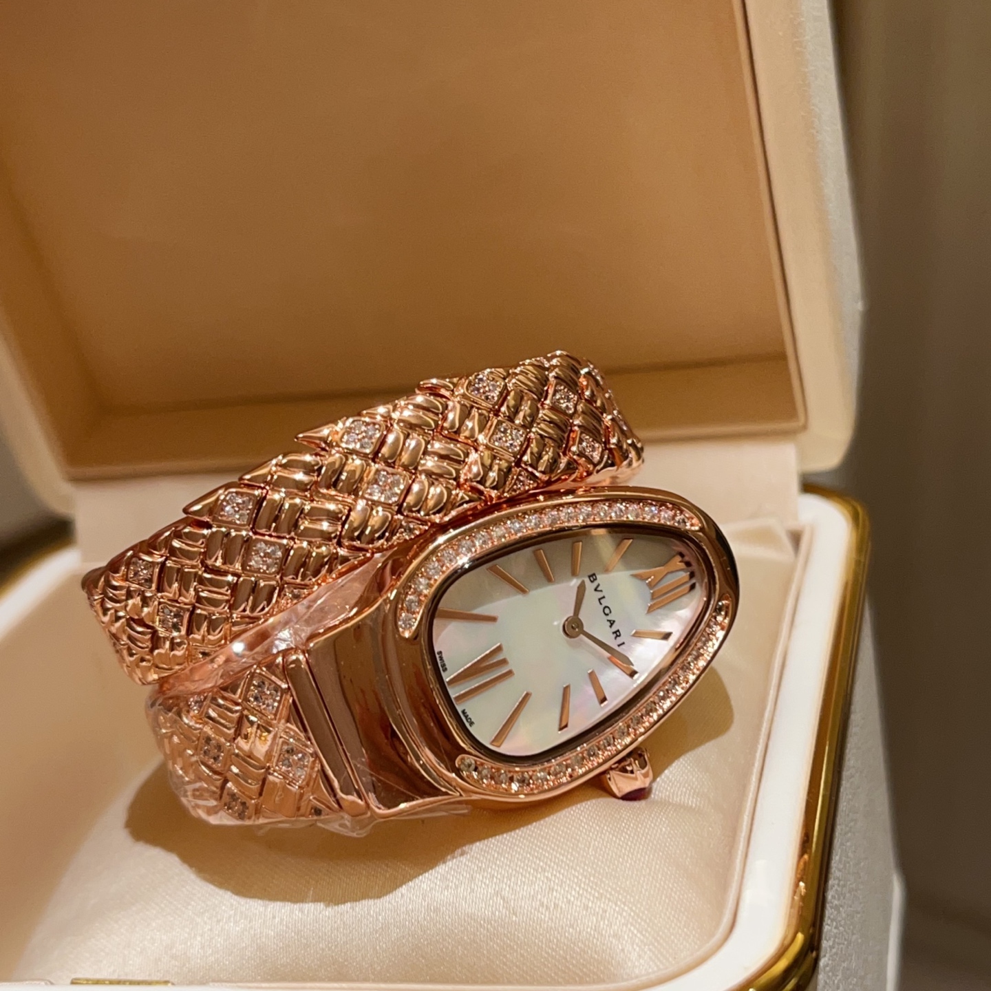 Bvlgari Pogley’s Serpentin SPG Wristwatch: Albino Art in Snake Year Theme - 图片 4