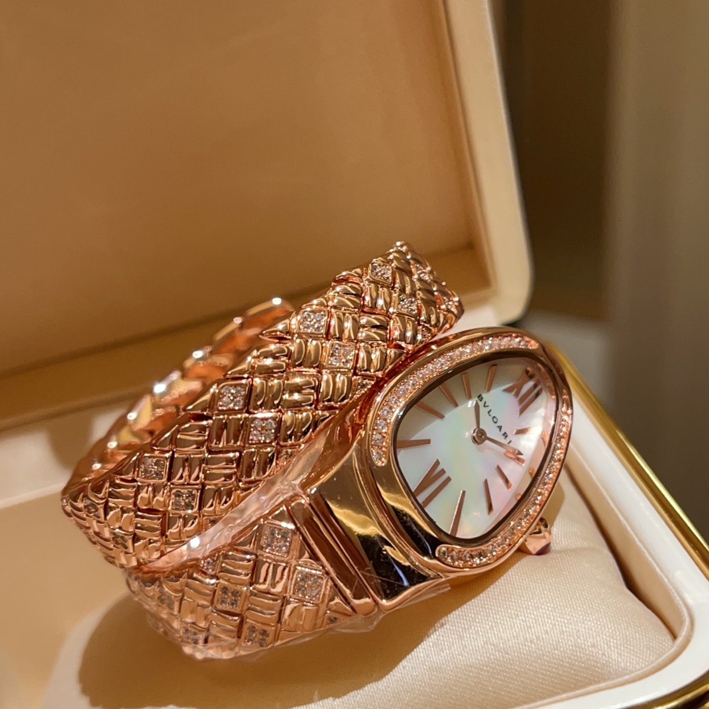 Bvlgari Pogley’s Serpentin SPG Wristwatch: Albino Art in Snake Year Theme - 图片 3