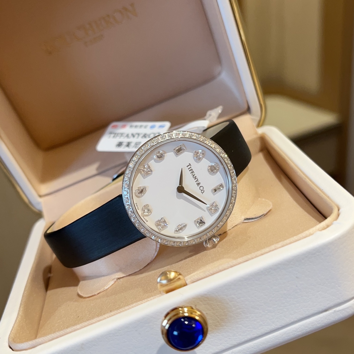 NO:158036,,Mei 650 How can we miss new equipment? ~~[Gift] Now, when you place an order, you will get a pair of watch straps. The quantity is limited. First-order first serve! [Gift]~~ It is not only a timer tool, but also a symbol of fashion and taste. It uses 12 seal carving techniques and uses different cuttings at different moments to reflect the Tiffany brand's pursuit of excellence in diamonds. The crown is tribute to Tiffany's classic six-claw design, allowing the watch to reflect different beauty in many directions. The case 28mm is made of original movement and is matched with super hard sapphire mirror glass! As a world-renowned brand, Tiffany's watches are known for their exquisite craftsmanship and high-quality materials. They are both comfortable and durable to wear. Good gifts for yourself or as gifts for relatives and friends, Tiffany watches are the best choice, representing unique taste and sincere emotions. If you are also looking for a watch that is both practical and fashionable, you might as well consider Tiffany & Co.! Let us become the controller of time together and taste the beauty of life,19860909,玫 650 怎么能少得了新装备呢？ ~~[礼物]现在下单即送一副表带,数量有限,先下单先得！[礼物]~~ 它不仅是一款计时工具,更是时尚与品味的象征. 用了12种篆刻工艺,在不同的时刻用了不同的切割,体现Tiffany品牌对钻石的精益求精.表冠处致敬Tiffany经典六爪做了设计,让腕表在多方位体现不同的美感.表壳28mm 采用原装机芯,搭配超硬度的蓝宝石镜面玻璃！作为世界知名品牌,Tiffany的腕表以精湛的工艺和高品质的材料著称,佩戴起来既舒适又耐用 送礼佳品无论是送给自己还是作为礼物送给亲朋好友,Tiffany腕表都是不二之选,代表着独特的品味和真挚的情感. 如果你也在寻找一款既实用又时尚的腕表,不妨考虑一下Tiffany＆Co.吧！让我们一起成为时间的掌控者,品味生活的美好,,Watch