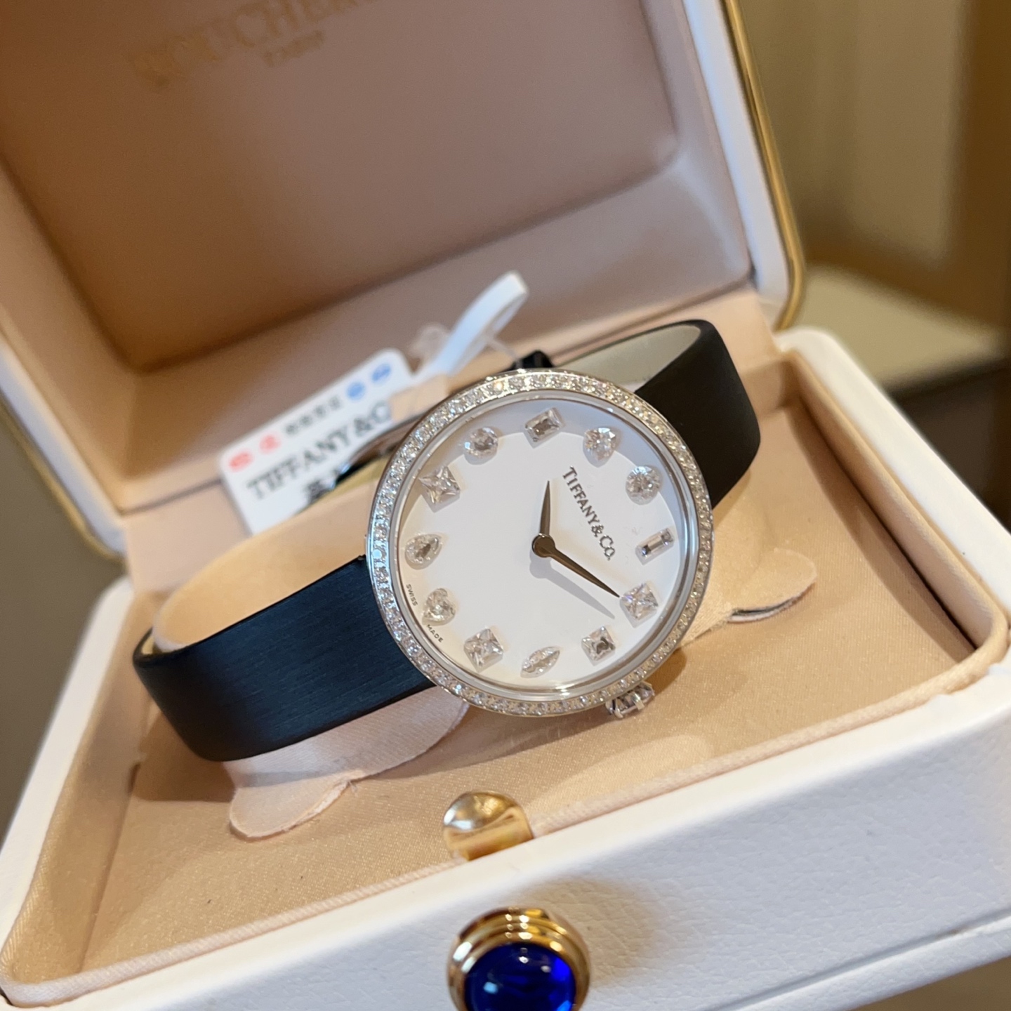 NO:158038,,How can Mei 650 be missing new equipment? ~~[Gift] Now, when you place an order, you will get a pair of watch straps. The quantity is limited. First-order first serve! [Gift]~~ It is not only a timer tool, but also a symbol of fashion and taste. It uses 12 seal carving techniques and uses different cuttings at different moments to reflect the Tiffany brand's pursuit of excellence in diamonds. The crown is tribute to Tiffany's classic six-claw design, allowing the watch to reflect different beauty in many directions. The case 28mm is made of original movement and is matched with super hard sapphire mirror glass! As a world-renowned brand, Tiffany's watches are known for their exquisite craftsmanship and high-quality materials. They are both comfortable and durable to wear. Good gifts for yourself or as gifts for relatives and friends, Tiffany watches are the best choice, representing unique taste and sincere emotions. If you are also looking for a watch that is both practical and fashionable, you might as well consider Tiffany & Co.! Let us become the controller of time together and taste the beauty of life,19860909,玫650 怎么能少得了新装备呢？ ~~[礼物]现在下单即送一副表带,数量有限,先下单先得！[礼物]~~ 它不仅是一款计时工具,更是时尚与品味的象征. 用了12种篆刻工艺,在不同的时刻用了不同的切割,体现Tiffany品牌对钻石的精益求精.表冠处致敬Tiffany经典六爪做了设计,让腕表在多方位体现不同的美感.表壳28mm 采用原装机芯,搭配超硬度的蓝宝石镜面玻璃！作为世界知名品牌,Tiffany的腕表以精湛的工艺和高品质的材料著称,佩戴起来既舒适又耐用 送礼佳品无论是送给自己还是作为礼物送给亲朋好友,Tiffany腕表都是不二之选,代表着独特的品味和真挚的情感. 如果你也在寻找一款既实用又时尚的腕表,不妨考虑一下Tiffany＆Co.吧！让我们一起成为时间的掌控者,品味生活的美好,,Watch