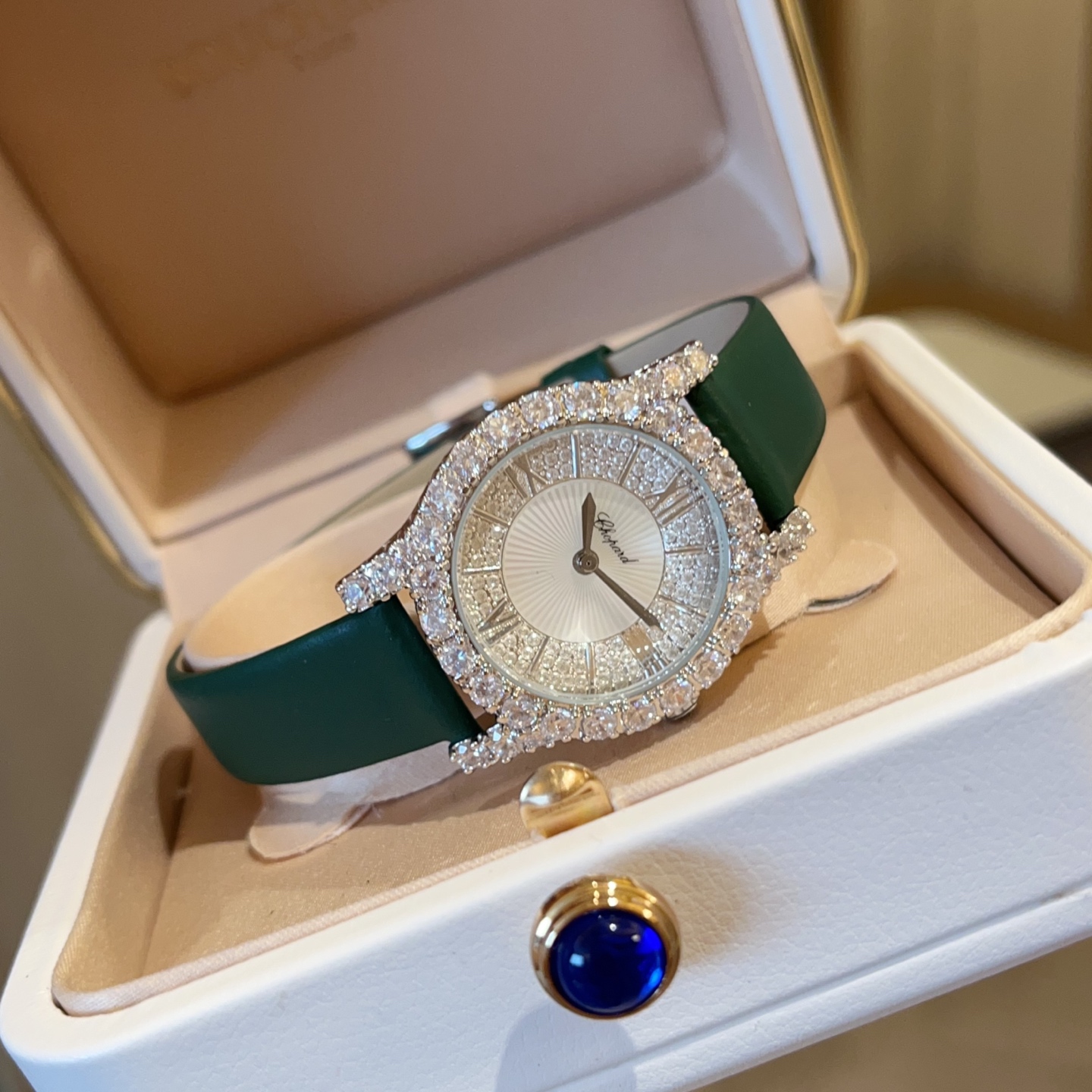 שעון יקרת Chopard L'Heure du Diamant - שמשות קלאסית לכל אירוע 2 i1744088518637 6307 0 0