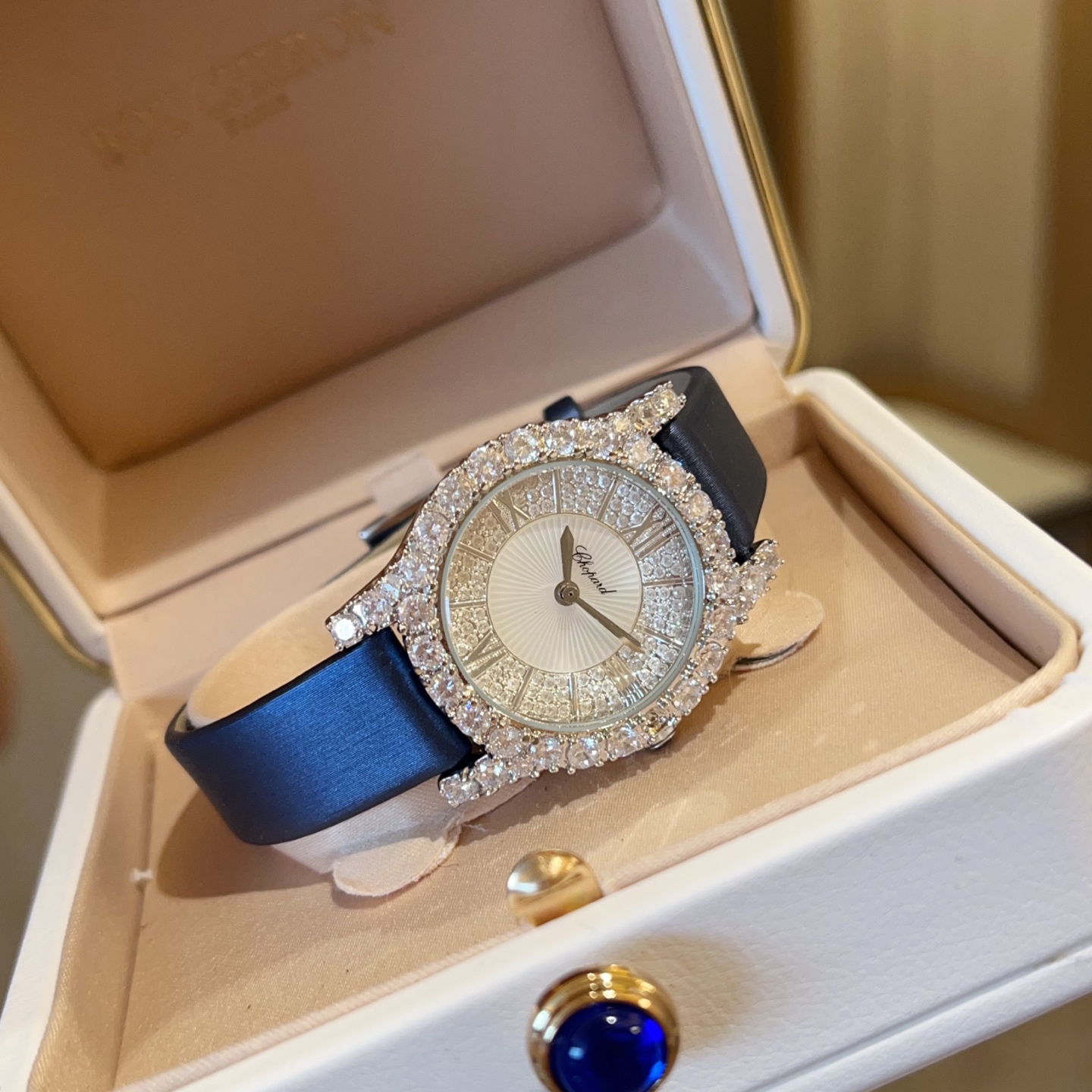 שעון יקרת Chopard L'Heure du Diamant - שמשות קלאסית לכל אירוע 3 i1744088518637 6488 0 1