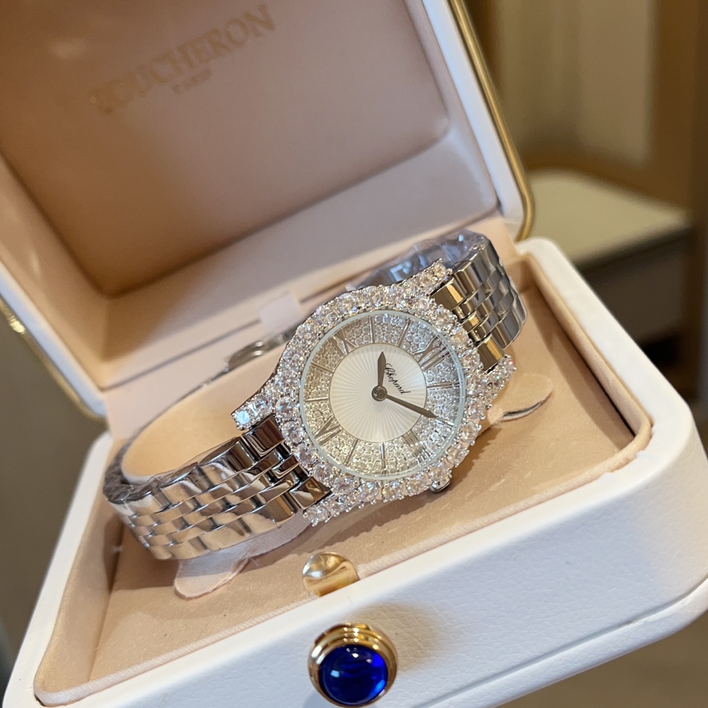 💰360 萧邦ChopardL‘HeureduDiamant#系列腕表，采用品牌标志性“皇冠爪镶”工艺，以精湛技艺与风格为女性之美谱写出一曲奢美的颂歌，一如作品上镶嵌的耀眼美钻，永恒不息地赞颂着光的魅力，佩戴后每分每秒闪耀璀璨。