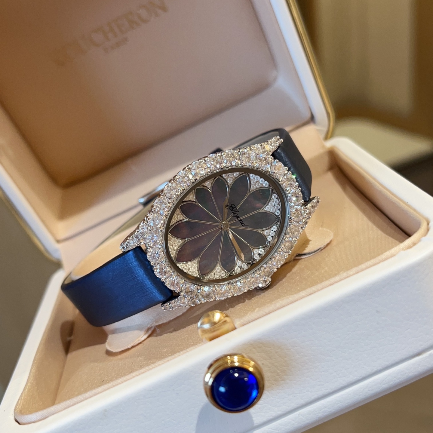 💰340 ChopardL‘HeureduDiamant#系列腕表，采用品牌标志性“皇冠爪镶”工艺，以精湛技艺与风格为女性之美谱写出一曲奢美的颂歌，一如作品上镶嵌的耀眼美钻，永恒不息地赞颂着光的魅力，佩戴后每分每秒闪耀璀璨。