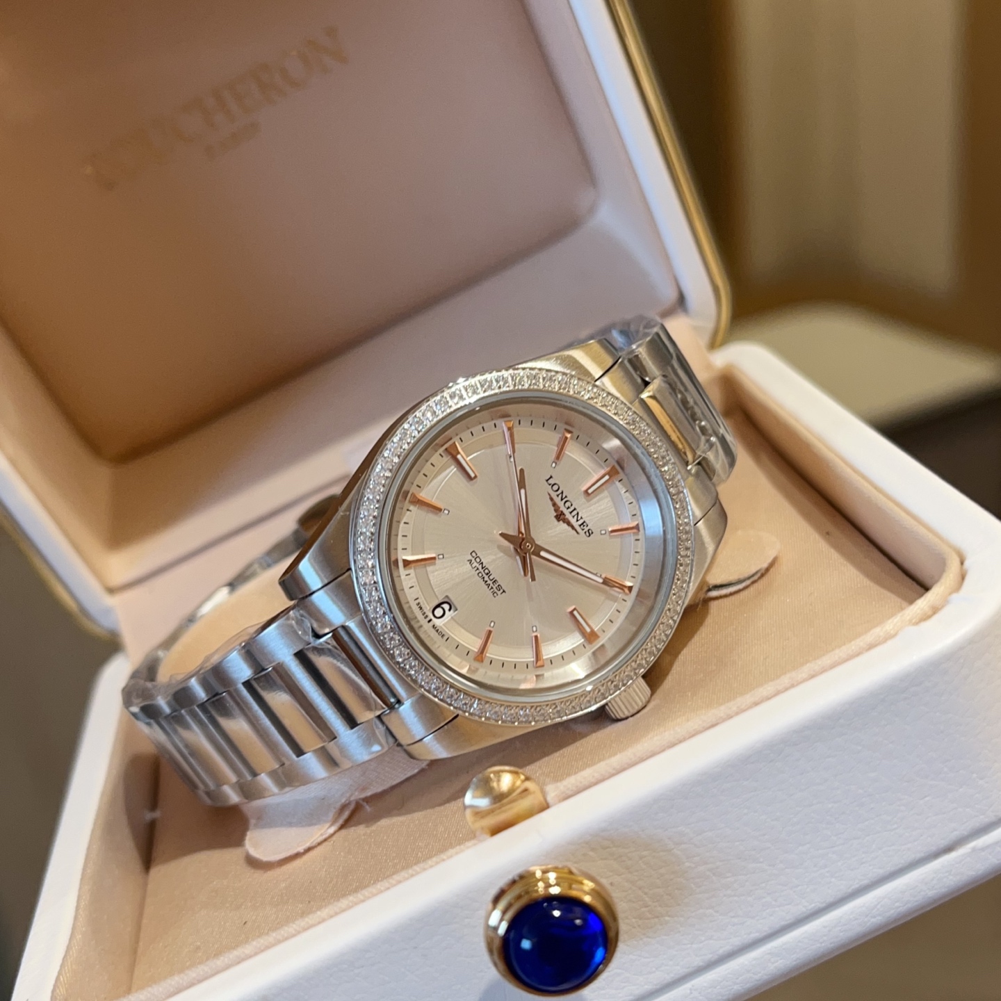 💰340金+20钻圈➕30
浪琴康卡斯悦动系列✨女装34mm尺寸，316精钢材质，一圈一壳，CNC精工艺打造🔬拉丝抛光处理过渡流畅质感拉满，进口日本机芯👍附加刻度夜光功能
折叠式表扣饰以品牌标志工艺细腻纹路清晰[庆祝]三码合一

万能搭配各种首饰，高级又时髦，看到实物就知道它的美![烟花]