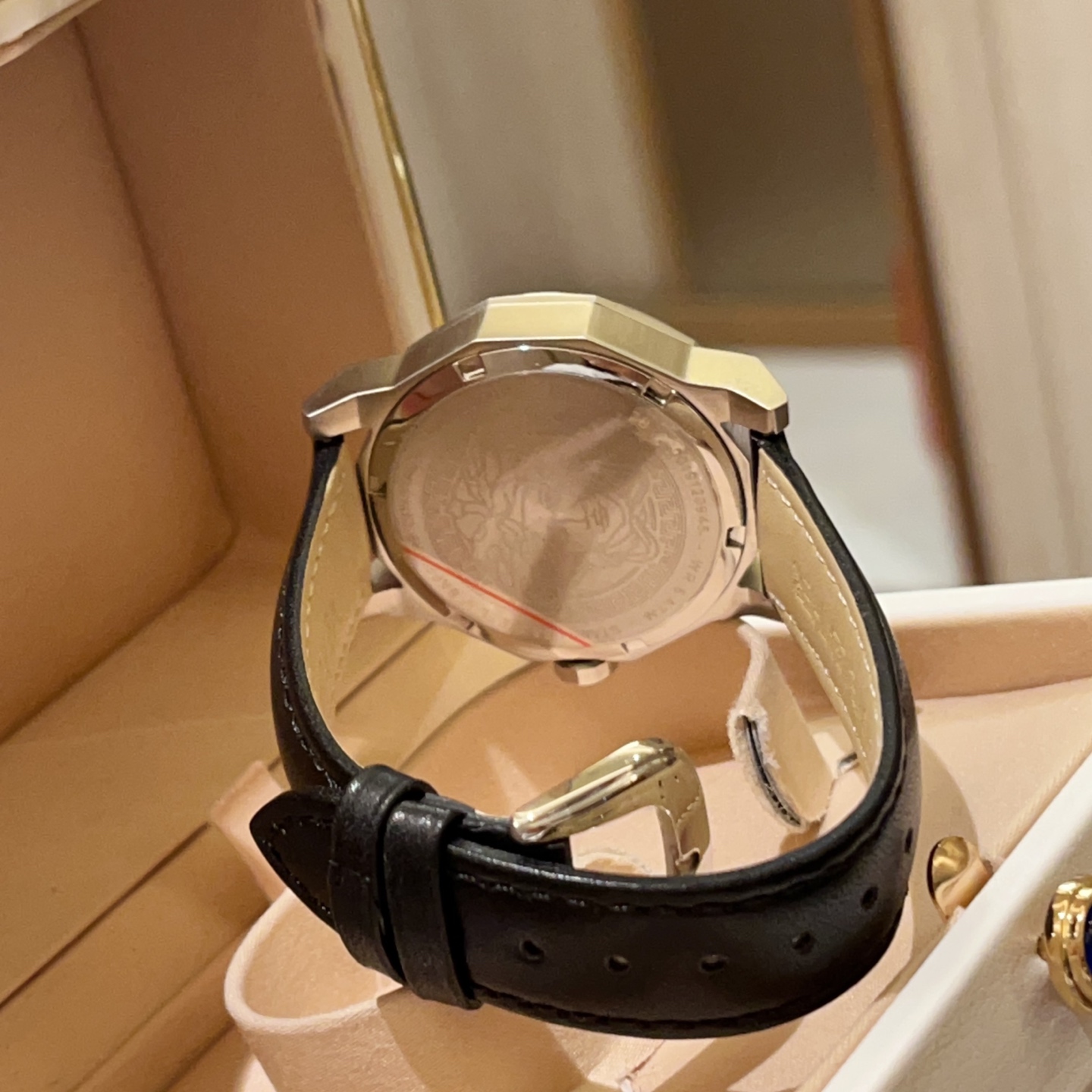 💰白壳280 金300
VERSACE 范思哲专柜最新款,神秘时间石英女表,简约双指针,镂空表壳,双层玻璃,表盘中央有3D美杜莎头像,精美绝伦,表圈珐琅顶环刻有希腊回纹,搭载进口石英机芯,匠心精工品质新能稳定,不错过你的诱惑时刻,生活防水,38MM表径,