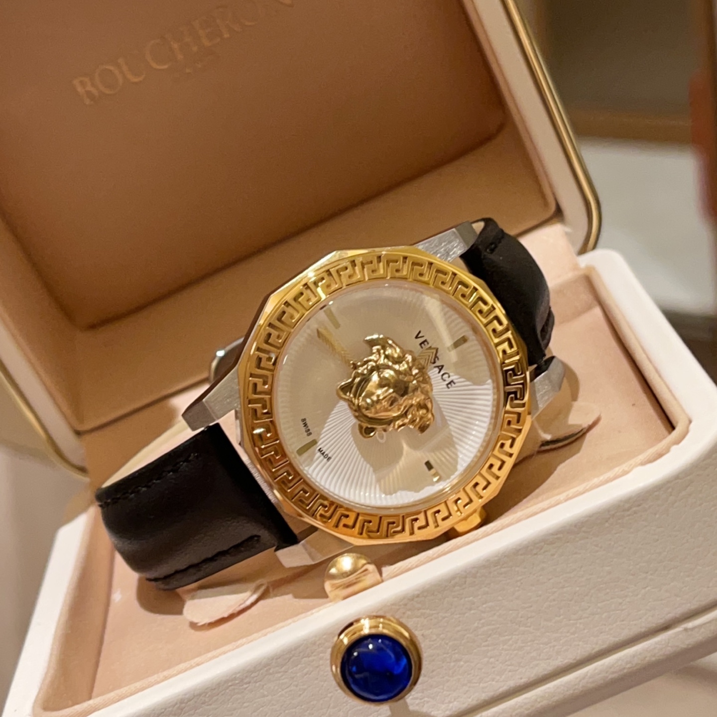 💰白壳280 金300
VERSACE 范思哲专柜最新款,神秘时间石英女表,简约双指针,镂空表壳,双层玻璃,表盘中央有3D美杜莎头像,精美绝伦,表圈珐琅顶环刻有希腊回纹,搭载进口石英机芯,匠心精工品质新能稳定,不错过你的诱惑时刻,生活防水,38MM表径,