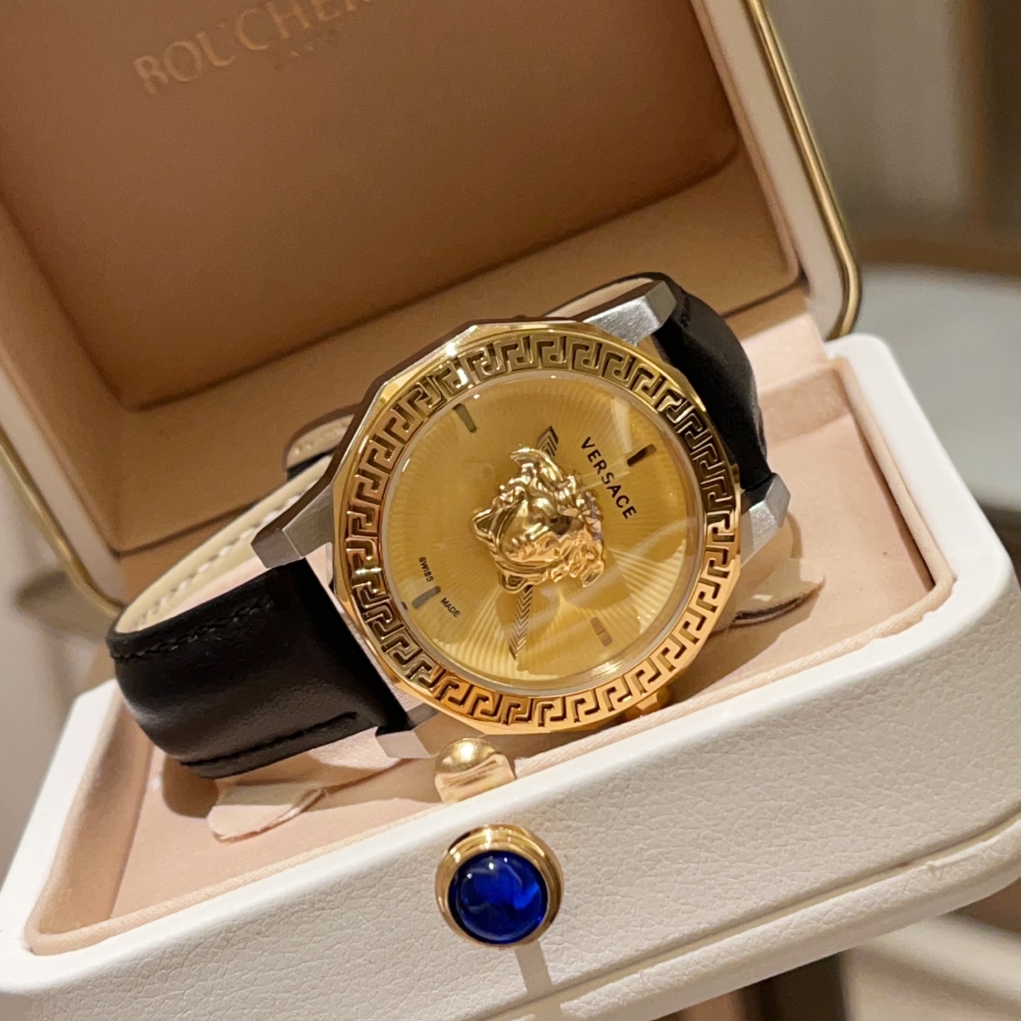 💰白壳280 金300
VERSACE 范思哲专柜最新款,神秘时间石英女表,简约双指针,镂空表壳,双层玻璃,表盘中央有3D美杜莎头像,精美绝伦,表圈珐琅顶环刻有希腊回纹,搭载进口石英机芯,匠心精工品质新能稳定,不错过你的诱惑时刻,生活防水,38MM表径,