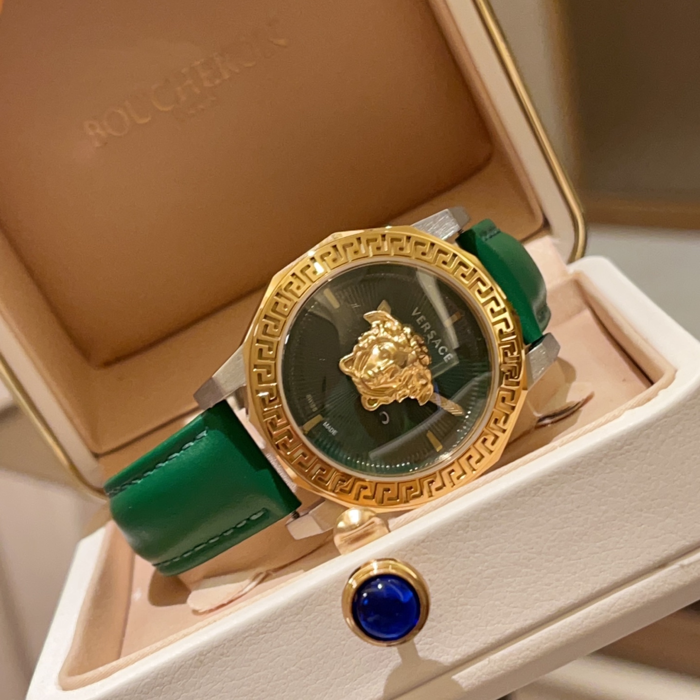 💰白壳280 金300
VERSACE 范思哲专柜最新款,神秘时间石英女表,简约双指针,镂空表壳,双层玻璃,表盘中央有3D美杜莎头像,精美绝伦,表圈珐琅顶环刻有希腊回纹,搭载进口石英机芯,匠心精工品质新能稳定,不错过你的诱惑时刻,生活防水,38MM表径,