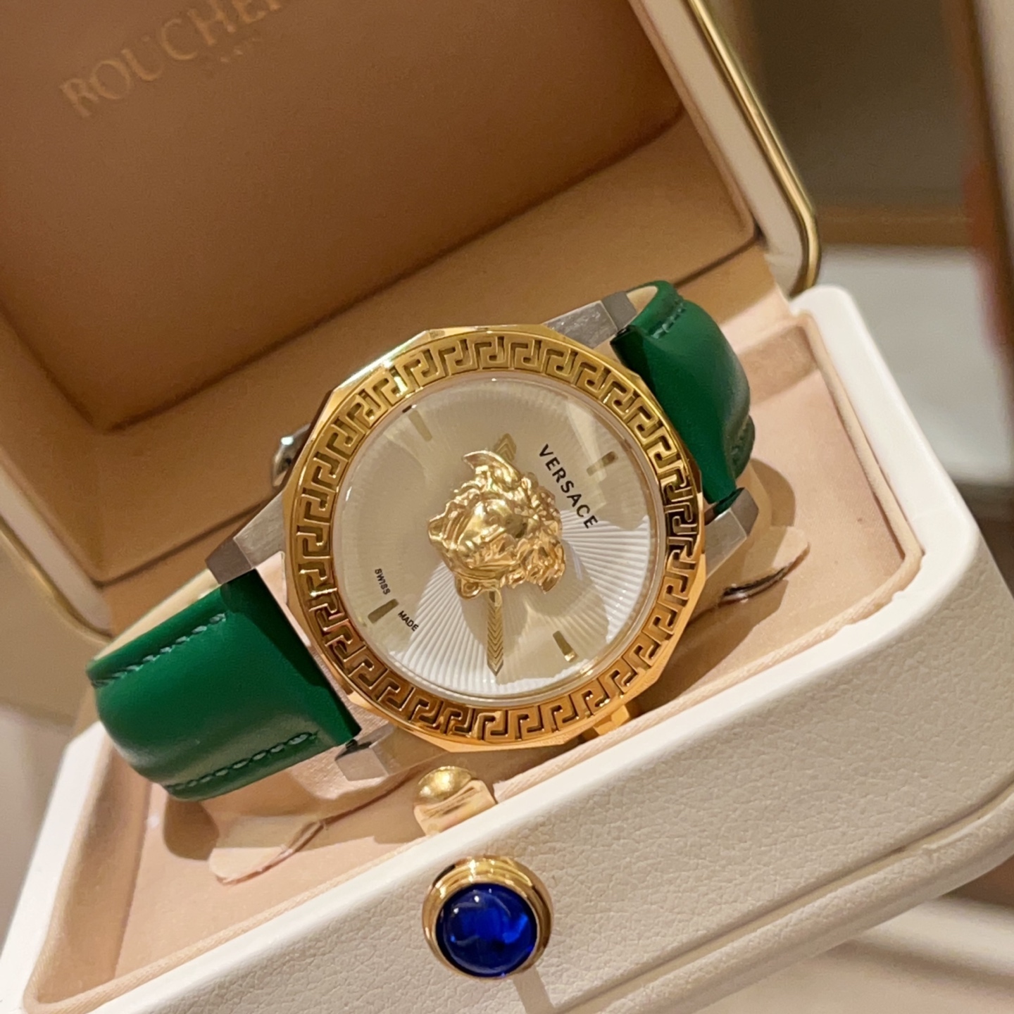 💰白壳280 金300
VERSACE 范思哲专柜最新款,神秘时间石英女表,简约双指针,镂空表壳,双层玻璃,表盘中央有3D美杜莎头像,精美绝伦,表圈珐琅顶环刻有希腊回纹,搭载进口石英机芯,匠心精工品质新能稳定,不错过你的诱惑时刻,生活防水,38MM表径,
